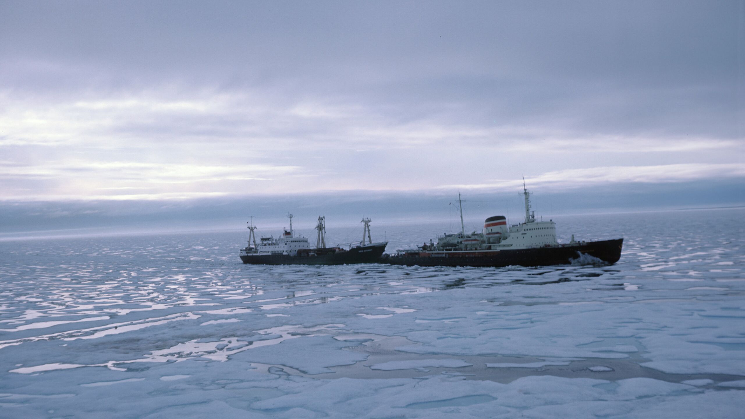 Ледокол приближается к теплоходу застрявшему во льдах у поселка Беринговский на Чукотке работы планируется начать в воскресенье сообщил РИА Новости представитель Дальневосточной транспортной прокуратуры ДВТП Четвертого января 2026 года в акватории Берингова моря в районе поселка городского типа Беринговский на Чукотке теплоход отвозивший в местное село Хатырка уголь застрял во льдах Угрозы безопасности жизни и здоровья членов экипажа нет сообщали в прокуратуре Решался вопрос о буксировке судна добавляли РИА Новости в ДВТП Ледокол где то на подходе Работы ред планируются на завтра если ничего не изменится сказал собеседник Он отметил что угрозы экипажу теплохода нет провизией он обеспечен