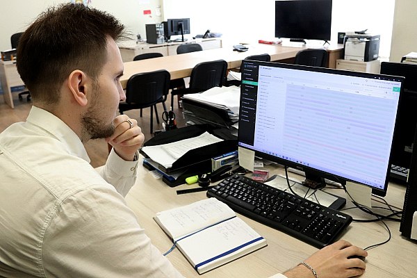 ОДК внедрила российскую систему управления базами данных Объединенная двигателестроительная корпорация Госкорпорации Ростех начала применять на московском предприятии ОДК Салют отечественную систему управления базами данных ИТ решение СберТеха применяется для управления данными и эффективно справляется с хранением более 13 млн документов и выполнением до 37 000 операций в день Об этом сообщает AVIA RU Предприятие ОДК Салют перешло на отечественную систему управления базами данных СУБД Внедрение российского программного обеспечения СУБД Platform V Pangolin DB обеспечивает высокую эффективность работы ERP системы 1C ERP которая применяется на московском предприятии С ее помощью сотрудники ведут складской учет контролируют процессы закупок и выдачи материалов формируют заказы на производство Сейчас ERP система ОДК Салют обслуживает около 3300 пользователей обеспечивает хранение более 13 млн документов и выполняет до 37 000 операций в день aviaru net n287995