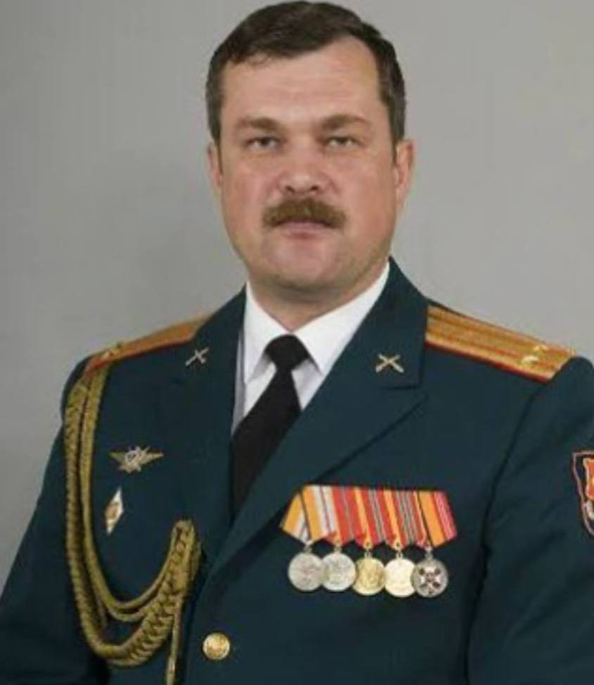 ‍ Воспитатель суворовского училища задержан в Екатеринбурге по подозрению в совращении курсанта  В Екатеринбурге задержан 57-летний офицер Екатеринбургского суворовского военного училища Владимир Щекотов. Его подозревают в половой связи с 16-летним воспитанником училища, включая одного из выпускников заведения.  По данным источников, инцидент произошел 29 июля, когда Щекотов якобы пригласил подростка к себе в коттеджный дом, где и совершил противоправные действия. На данный момент неизвестно, было ли возбуждено уголовное дело. Сам офицер свою вину отрицает.    Подписаться   Прислать новость
