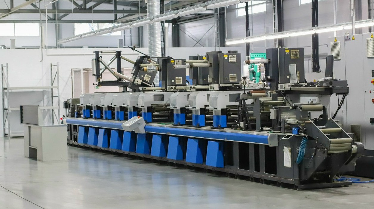 Генпрокуратура РФ требует национализировать крупнейшую типографию России из за британских владельцев Генпрокуратура считает что владельцы типографии Печатня с британским резидентством пытались скрыть активы после начала СВО передает ArbatMedia   Прислать новость