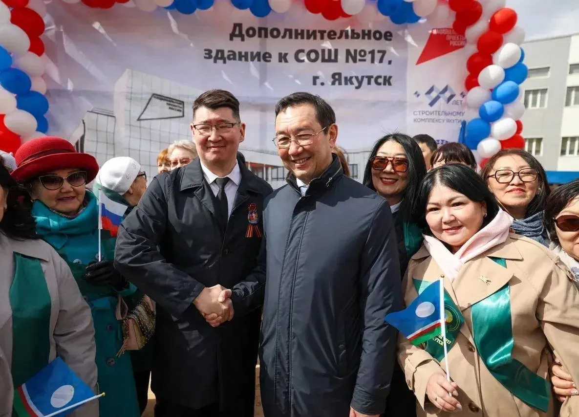 В Якутске установили первую сваю дополнительного корпуса школы 17   Сегодня в Якутске дали старт строительству дополнительного корпуса школы 17 Церемония установки первой сваи прошла с участием Главы Республики Саха Якутия Айсена Николаева В ходе Прямой линии Главы Якутии поступило обращение от родительского комитета школы Они подняли вопрос высокой загруженности школы и необходимости расширения образовательного пространства после чего подготовка строительства получила дальнейшее развитие Строительство школы включили в федеральную программу Всё лучшее детям нацпроекта Молодёжь и дети инициированного Президентом Владимиром Путиным при поддержке партии Единая Россия Проект также внесли в мастер план развития Якутска утверждённый Президентом России и предусматривающий модернизацию городской инфраструктуры к 400 летию столицы республики в 2032 году Для нашей школы это по настоящему исторический день Школа 17 всегда была центром образования науки и творчества и сегодня мы получаем возможность выйти на новый уровень развития Новый корпус позволит создать современные условия для обучения и раскрытия способностей наших детей сказал директор школы Анатолий Чиряев ulusmedia Читайте нас в MAX
