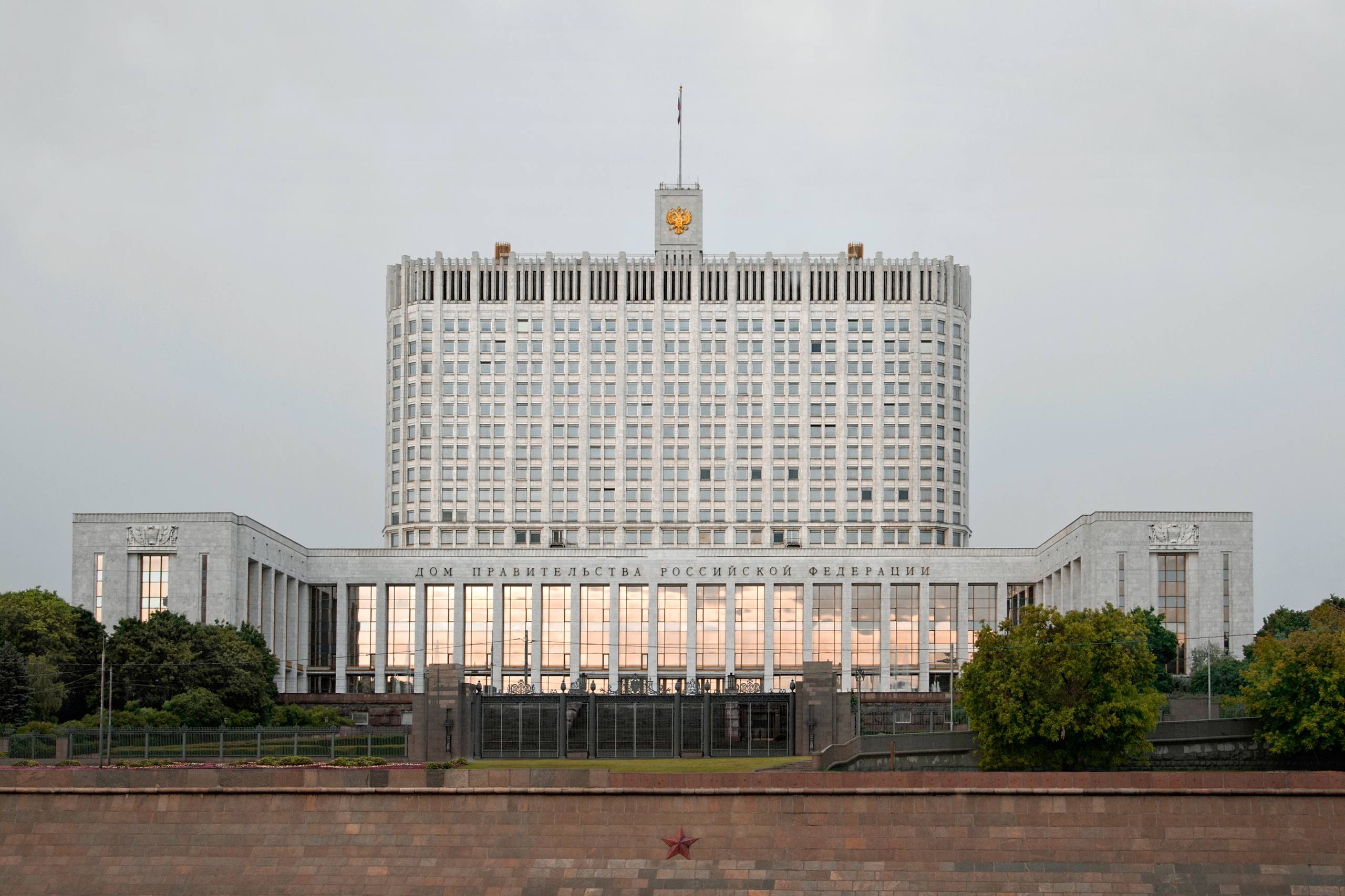 Ещё более ₽40 млрд Правительство РФ направит для поддержки пострадавших предпринимателей из курского приграничья.   Эти средства пойдут на продолжение ежемесячных выплат в связи с утратой имущества первой необходимости. Общий объем поддержки превысил ₽100 млрд.  Еще ₽650,5 млн будет выделено для выплат сотрудникам предприятий, которые находятся в простое. Это важная мера поддержки, чтобы люди сохранили своё место работы!    Благодарю нашего Президента и коллег из Правительства РФ за постоянную поддержку! Нашим жителям крайне важно чувствовать её на деле. Будем продолжать делать всё, чтобы помогать курянам, которые пострадали от варварских атак ВСУ!  ХИНШТЕЙН. Подписаться.
