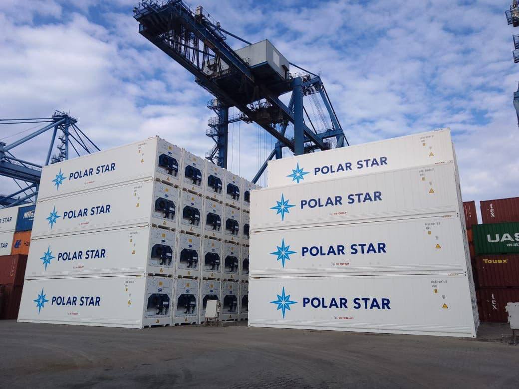 Рост тарифов ОАО РЖД на перевозку продуктов питания и скоропортящихся грузов с января вырастет на от 24 13 до 30 7 Рост цен на перевозку продуктов питания стоит ожидать не только из за увеличения НДС Повышение тарифов РЖД на грузовые перевозки с 1 декабря 2025 года на 10 накладывается на отмену с 1 января 2026 понижающего коэффициента 0 9009 для продовольственных товаров Действовавший с 2022 года льготный коэффициент для перевозки продовольственных грузов во всех видах подвижного состава от мяса рыбы овощей и фруктов до пива и муки с 1 января 2026 года продлеваться не будет Так следует из распоряжения Правительства РФ от 14 11 2024 года 3248 р Это означает что железнодорожные тарифы на перевозку продуктов питания во внутрироссийском и импортном сообщении с 1 января 2026 года дополнительно вырастут на 1 221 без учета НДС и на 1 2413 с учетом НДС А с учетом того что на Универсальные контейнеры будет производиться дополнительная индексация с 01 01 2026 еще на 5 то общий рост тарифов в универсальном контейнере на перевозку продуктов питания являющихся социально значимыми грузами составит 30 7 Учитывая индексацию 2025 и 2024 года январь 2026 покажет рост железнодорожных тарифов для продовольственных грузов на 25 по сравнению с ноябрем 2024 года Одновременно произойдет и увеличение НДС на 2 Насколько это скажется на продовольственной инфляции мы увидим в ближайшее время однако при таких вводных стоит ожидать увеличение стоимости перевозок на 10 15 отметил Антон Востриков директор по развитию компании Полярная звезда БольшаяЛогистика LogisticsNews