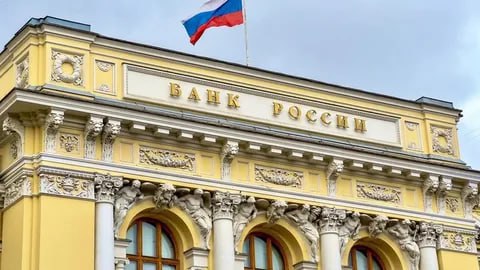 ЦБ в 2025 лидируют облигации а валюта подвела С января по сентябрь корпоративные облигации дали лучшую доходность в рублях на фоне дорогих денег они стали тихой гаванью для инвесторов Хуже всех сработали инструменты привязанные к иностранной валюте по долларовым депозитам средняя доходность около 16 6 по замещёнкам 10 1 В сентябре большинство российских инструментов ушло в минус отдельные отраслевые индексы потеряли от 0 8 до 15 3 тогда как золото продолжило обновлять максимумы Итог по рынку простой ставка и дисциплина побеждают экзотику Рублёвые долговые истории тянут портфель вверх а валютные всё чаще становятся налогом на иллюзии прежней глобализации Санкционные риски и дедолларизация не риторика а реальная переоценка активов которую видно в доходностях