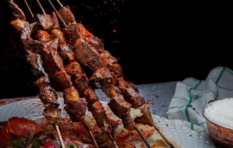 Главный диетолог МО Пичугина назвала норму потребления мяса в майские праздники Главный внештатный специалист-диетолог Министерства здравоохранения МО, Инна Пичугина, рассказала о том, как употреблять шашлык без вреда для здоровья, какие гарниры лучше выбирать и о рисках сочетания жареного мяса с алкоголем. Об этом сообщает портал mz.mosreg.ru. Пресс-служба уведомляет, что по словам эксперта, допустимое количество мяса зависит от пола и возраста. Мужчинам рекомендуется употреблять не более 180…
