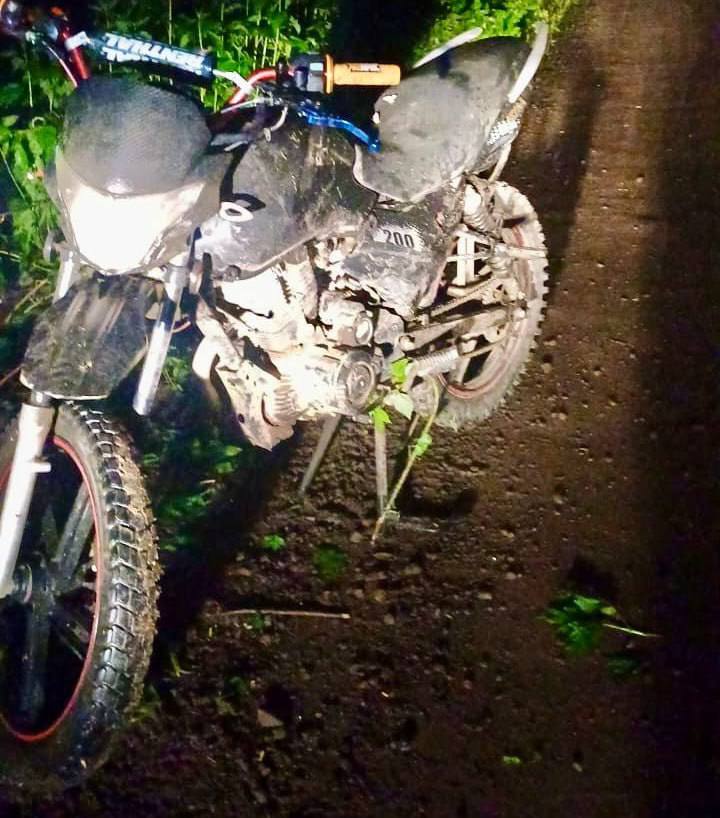 В Победино поймали подростка, который гонял на мотоцикле без номеров Смирныховские автоинспекторы 17 июня остановили несовершеннолетнего мотоциклиста. Он гонял в Победино по улице Заречной. В районной Госавтоинспекции сообщили, что 17-летний местный житель ехал за рулем мотоцикла Regulmoto SK200-9. Прав у него не было, а сама техника была без регистрационных номеров. На место задержания прибыли родители, в их присутствии и составили административные материалы: по ч. 1 ст. 12.7 КоАП РФ - управление транспортным средством лицом, не имеющим права управления; по ч. 1 ст. 12.1 КоАП РФ - управление транспортным средством, не зарегистрированным в установленном порядке. Материалы отправили в ПДН в том числе и для привлечении родителей к ответственности по ч.1 ст.5.35 КоАП РФ. "Внимательно следите за своими детьми и предпринимайте все возможные меры к недопущению вождения транспортными средствами несовершеннолетними", - обратились ко взрослым инспекторы.