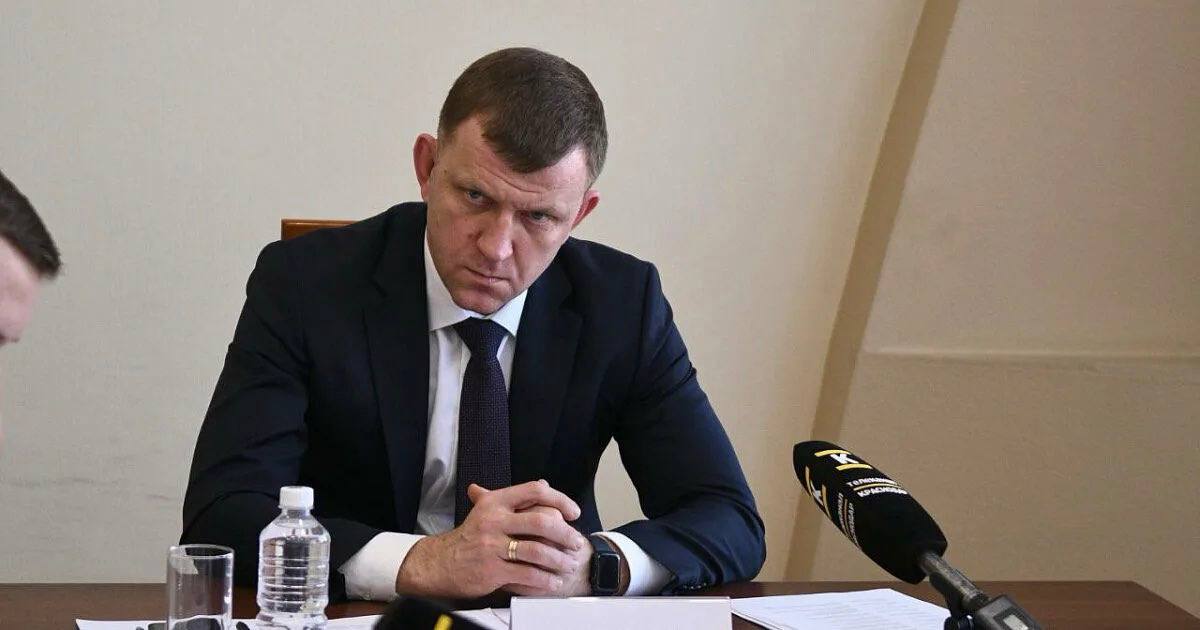 В центре Краснодара нашли обломки беспилотника Об этом сообщил мэр В результате отражения атаки БПЛА в Краснодаре найдены обломки беспилотников в Центральном внутригородском округе На месте работают специальные и экстренные службы Пострадавших нет Предварительно есть незначительное повреждение остекления окон Продолжается обследование территории Адрес где найдены обломки не уточняется свои фото видео и истории присылайте нашему боту prostokrd bot Подпишись на наш канал в Telegram MAX