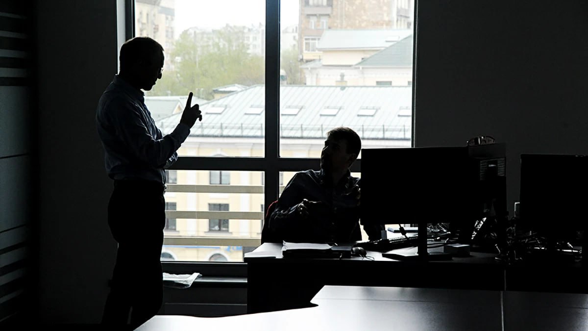 Госсектор увеличивает закупки ИБ услуг и решений За девять месяцев 2025 г по сравнению с аналогичным периодом 2024 г объем госзакупок решений и услуг в области кибербезопасности увеличился на 8 до 11 9 млрд руб За весь 2025 год совокупный объем закупок таких решений может вырасти в годовом выражении на 10 до 20 8 млрд руб так как до 45 ИБ закупок приходится именно на IV квартал Такие прогнозы сделали эксперты электронной площадки РТС тендер часть цифровой платформы закупок и продаж b2b РТС проанализировав данные Единой информационной системы в сфере закупок по закупкам по 44 ФЗ регулирует закупки государственных и муниципальных учреждений и 223 ФЗ регулирует закупки компаний с госучастием за 2024 2025 гг Тенденцию по приросту закупок в сфере ИБ подтвердили в Серчинформе и Гарде По прогнозам Гарды в целом в 2025 г по сравнению с 2024 г закупки ПО в области ИБ вырастут на 13 15 В Серчинформе называют схожие цифры на уровне 10 15 Наибольшим спросом пользуется не ПО а работы в области защиты информации и обеспечения безопасности критической информационной инфраструктуры КИИ которые сопровождают ПО на них приходится 80 от общего объема закупок кибербеза в этом году фиксируют эксперты РТС тендера Подробнее тут Импортозамещение в ИТ