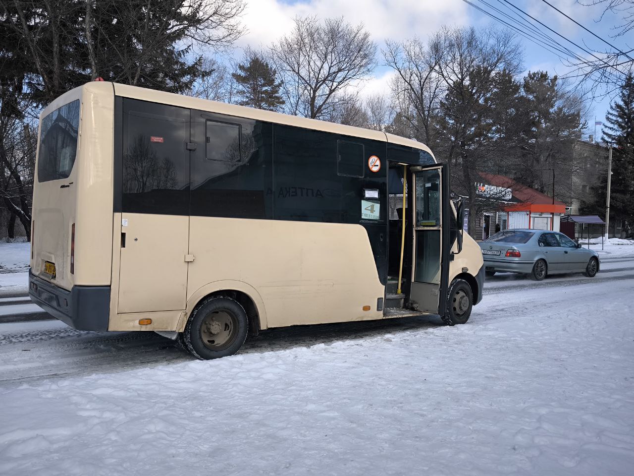 В Зее пока не ввели безналичную оплату проезда в автобусах  Мэр города сообщил, что систему безналичной оплаты проезда должны были установить до 1 января 2025 года.  Но перевозчики уже рассказали, что терминалы не были установлены в срок из-за сбоя в работе транспортной компании. Исправить ситуацию обещают до конца месяца.   «Хочу отметить, что даже после внедрения безналичной системы, вы сможете использовать наличные средства для оплаты проезда», - пишет Андрей Бродягин.          Реклама