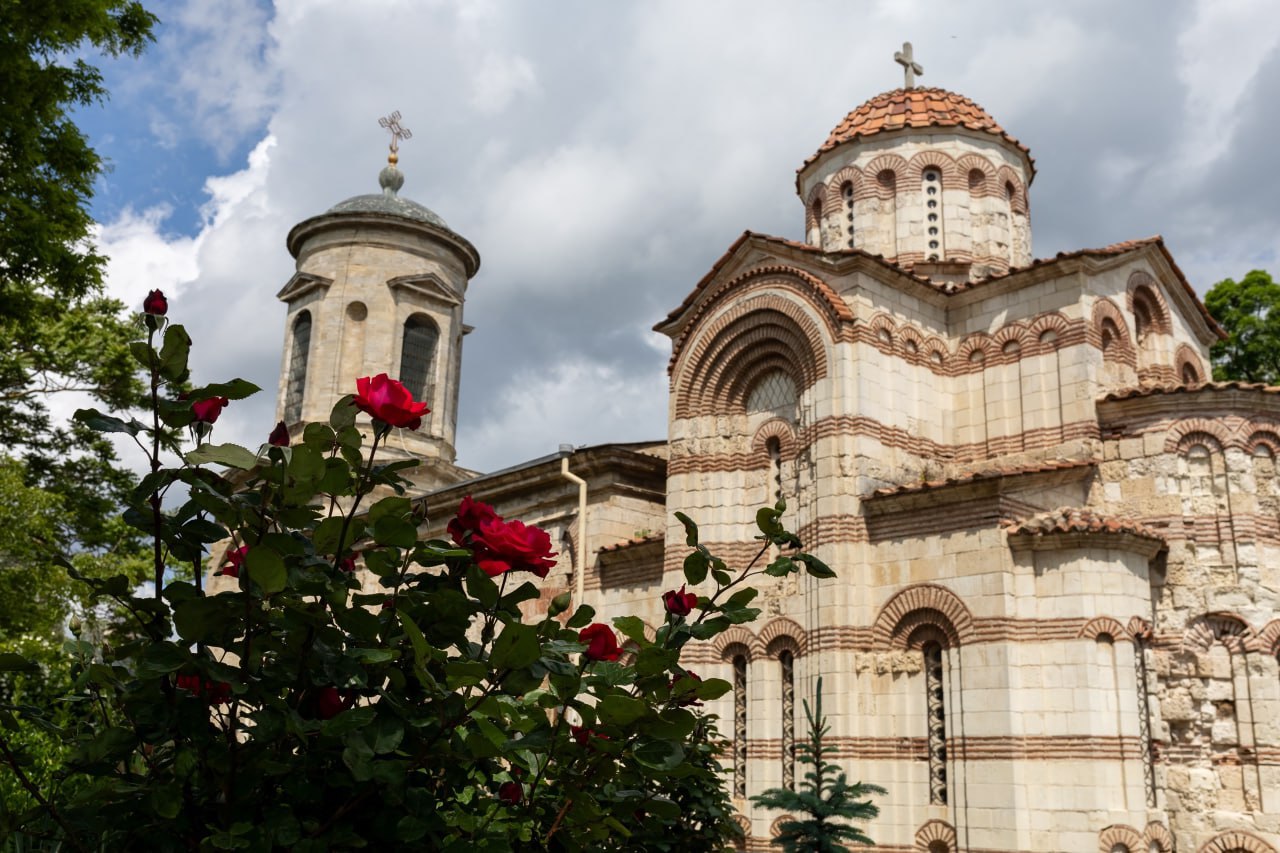 Президент России постановил отпраздновать 2650 летие Керчи в 2030 году Президент Российской Федерации Владимир Путин распорядился организовать в 2030 году празднование 2650 летия города Керчи Указ размещён на официальном Интернет портале правовой информации Принять предложение правительства Российской Федерации о праздновании в 2030 году 2650 летия основания города Керчь Республики Крым говорится в документе Региональным и местным властям рекомендовано принять участие в подготовке и праздновании юбилея Керчь основана как древнегреческая колония Пантикапей в конце VII начале VI века до н э примерно 610 590 годы до н э выходцами из Милета одного из самых могущественных полисов Ионии области у западного побережья Малой Азии Это делает её одним из древнейших городов России история которого насчитывает более 26 веков В ходе многочисленных экспедиций последних лет археологи смогли прочесть первую страницу в истории античного города Были обнаружены остатки сооружений с мощным слоем пожарища Они помогли уточнить время когда были воздвигнуты первые здания включая оборонительные стены последняя четверть VII до н э Одно из старейших сооружений Керчи храм святого Иоанна Предтечи Это не просто уникальный памятник архитектуры но древнейший из сохранившихся раннехристианских церковных зданий православный храм Его древняя часть четырехстолпное крестово купольное сооружение VIII века с гранёными апсидами и крещатыми столбами С запада к ней примыкает более поздняя базилика XI XIII века имеющая в интерьере четыре колонны О древности храма построенного в византийском и крестово купольном стиле говорит то что за сотни лет он буквально врос в землю её уровень на сегодняшний день на полтора метра выше пола храма В 1834 г к храму был пристроен новый придел в 1846 г базилика была увеличена к западу каменной пристройкой с колокольней по проекту А Дигби 1842 г при этом стена древнего нартекса была разобрана Материал стен древней части светлый керченский известняк каждые четыре ряда кладки которого чередуются с четырьмя слоями красноглиняной плинфы тонкого кирпича В конце ХIХ века к северному фасаду базилики по проекту А Карапетова пристраивается помещение второго престола с разборкой части стен базилики На северном и южном предалтарных крещатых столбах находятся два изображения святых Более 50 лет храм не использовался как церковное здание с 28 декабря 1937 г С 1990 года керченский храм святого Иоанна Предтечи вновь стал действующим Ныне как и 1200 лет назад здесь по прежнему звучат псалмы и молитвы проходят богослужения Пресс служба Крымской митрополии