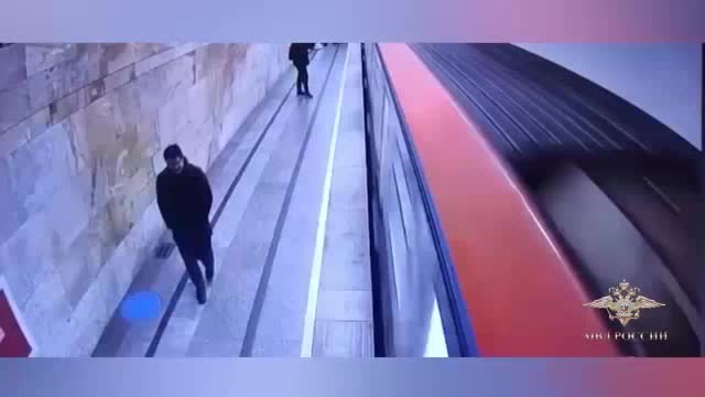 Пьяный подросток прокатился на крыше поезда метро в Москве