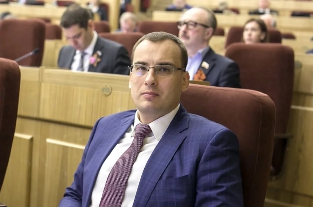 Депутату из Новосибирска грозит 5,5 лет тюрьмы за мошенничество Прокуратура требует отправить депутата законодательного собрания Новосибирской области Ивана Сидоренко в колонию общего режима на 5,5 лет. Он обвиняется в мошенничестве с городской землёй. Сидоренко был задержан 14 сентября 2022 года. Следователи утверждают, что в 2013 году, являясь руководителем компании «Новоторг-Сиб», он арендовал землю в Калининском районе Новосибирска площадью 19,6 тысяч квадратных метров. Кадастровая стоимость участка составляла 163,7 млн рублей. Компания, якобы, построила торговый центр и оформила его в собственность, что позволило выкупить землю по льготной стоимости — за 17,1 млн рублей. Однако правоохранительные органы считают, что торговый центр существовал только на бумаге. Вместо него были возведены два многоэтажных дома. Сидоренко возместил ущерб. Прокуратура настаивает на реальном заключении для Сидоренко, а также требует оштрафовать его на 1,3 млн рублей и запретить работать в коммерческих организациях. Дело рассматривается в Центральном районном суде. Любить Новосибирск