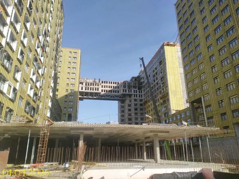 Красноярские застройщики не передали муниципалитету обещанные квартиры для сирот Мэрия Красноярска обратилась в суд с исками к застройщикам Сказочный город и Сибиряк Компании не выполнили условия о которых договаривались с городом в сентябре 2024 года сообщили в департаменте градостроительства По условиям договора застройщики должны были передать муниципалитету 81 квартиру для переселения из аварийных домов и для детей сирот Кроме того Сказочный город обещал сформировать и отдать городу участок под детский сад на 270 мест в микрорайоне Тихие зори Ничего из этого сделано не было Тормозит Телеграм Читай Newslab в MAX