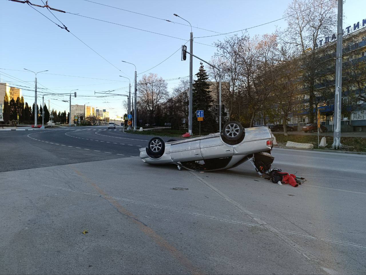 В Севастополе легковушка перевернулась и рухнула на крышу водитель сбежал ДТП произошло сегодня утром на проспекте Героев Сталинграда сообщает Госавтоинспекция региона Водитель иномарки наехал на препятствие из за чего авто приземлилось на крышу После этого он сбежал с места происшествия Иных участников или пострадавших в результате ДТП не установлено говорится в сообщении Правоохранители устанавливают все обстоятельства случившегося и ищут виновника 0   Подписаться на РИА Новости Крым в Telegram MAX VK