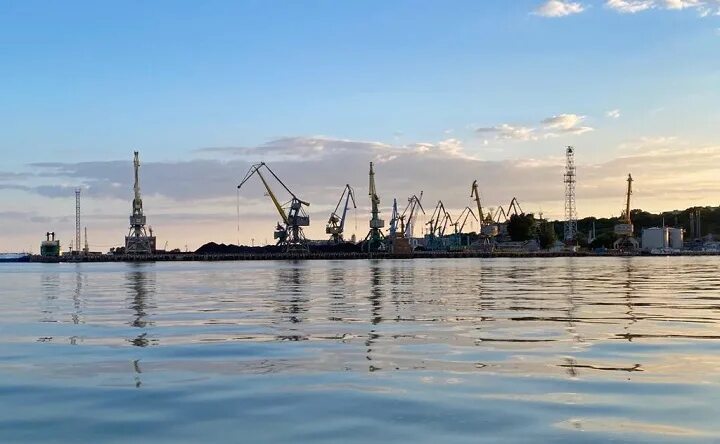 В Таганроге прокуратура потребовала устранить нарушения законодательства при перевозке опасных грузов Таганрогской транспортной прокуратурой проведена проверка, по итогам которой установлено, что ООО «АЗОВПОРТОФЛОТ» в морском порту Таганрог осуществлялась перевозка опасных грузов с нарушением условий выданной лицензии. Подробнее – на сайте Южной транспортной прокуратуры. Фото: Интернет.