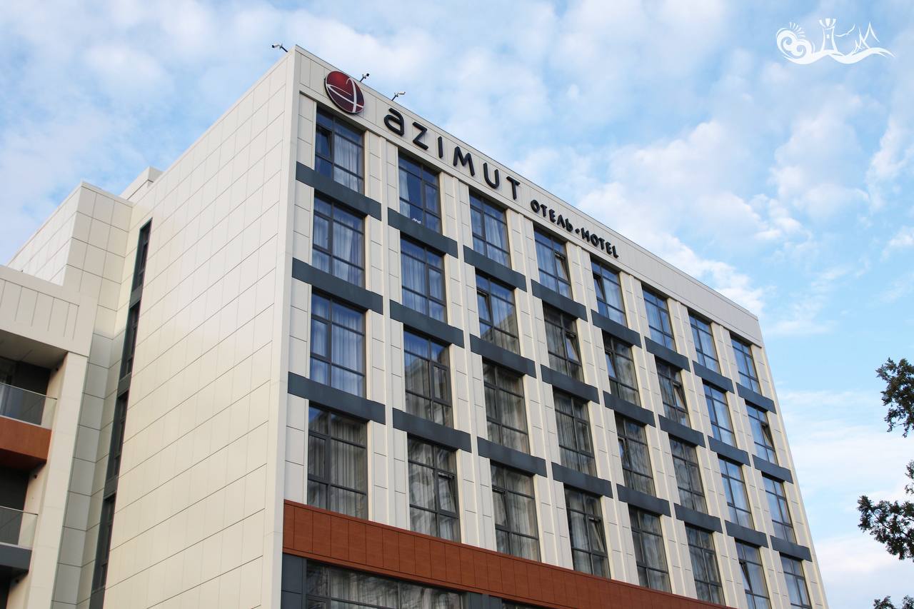 Сеть отелей «Azimut Hotels» планирует построить в Дербенте новый гостиничный комплекс на 180 номеров.  Сумма инвестиций в проект может составить 3 млрд рублей, а сам отель разместится в береговой части.  По итогам будет построен четырехзвездочный отель  такой же построен в городе Каспийске на 145 номеров в мае 2022 года .  Помимо этого, «Azimut» построит в Каспийске еще один корпус в прибрежной части к имеющемуся отелю на 170 номеров.