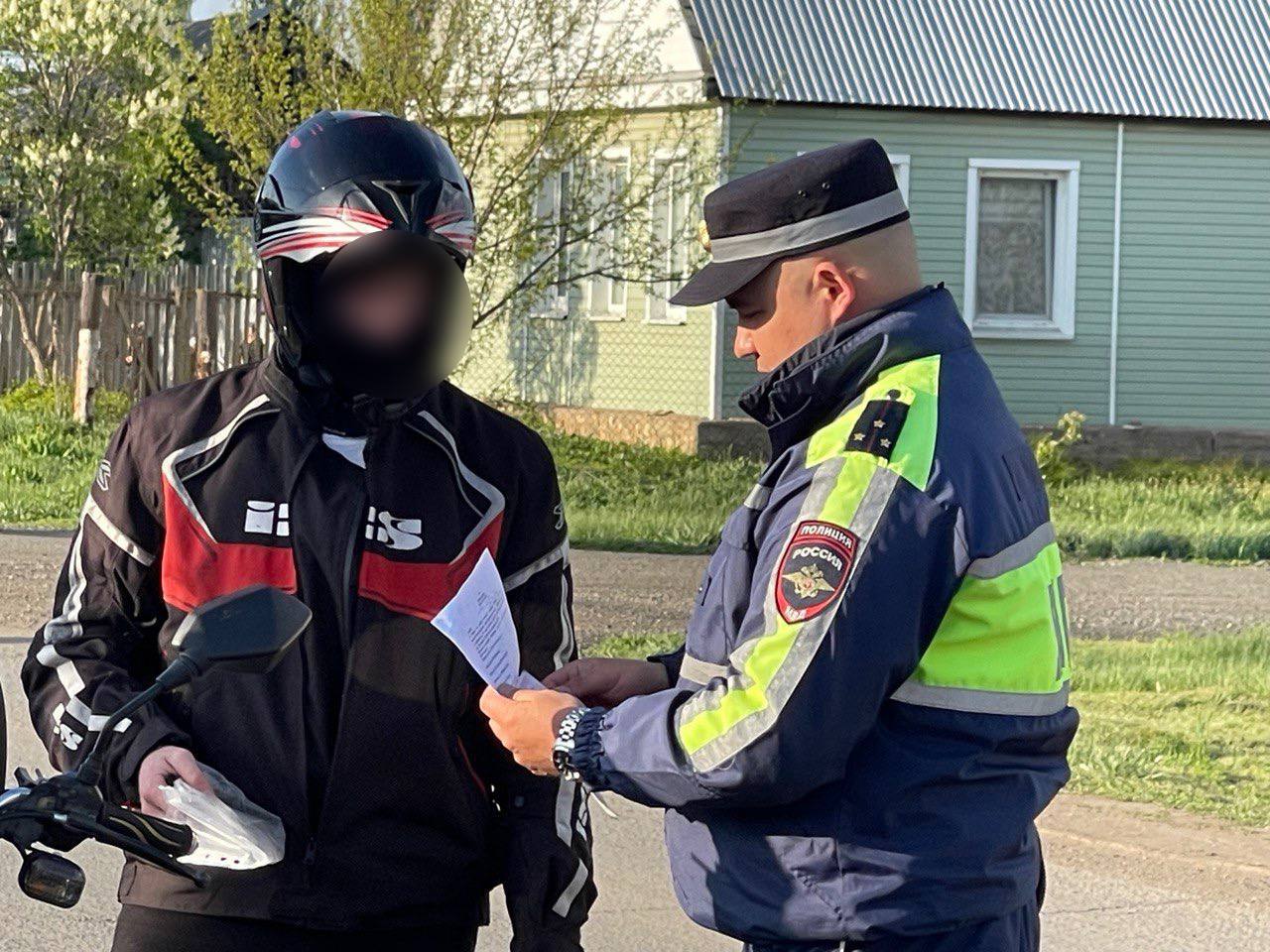  В Оренбурге выявлены 15 нарушений ПДД водителями мотоциклов за выходные #Про_Общество Сотрудники Госавтоинспекции Оренбурга провели рейдовые мероприятия с целью пресечения нарушений ПДД водителями мотоциклов. Об этом рассказали в пресс-службе УМВ региона. Так, в период с 25 по 27 июня инспекторы Отдельного Батальона ДПС проверили свыше 40 единиц мототехники и выявили ряд нарушений: управление мотоциклом без мотошлема – 1 случай; управление транспортным средством без права на управление – 8 случаев; отсутствие страховки – 2 случая; неправильное использование внешних световых приборов или звуковых сигналов – 1 случай; несоблюдение требований дорожных знаков или разметки – 1 случай; нарушение правил установки государственных регистрационных знаков – 2 случая. Госавтоинспекция напоминает, что управление мотоциклом связано с повышенным риском. Такая техника не оборудована средствами пассивной безопасности, а её высокая скорость требует особой ответственности. Перед покупкой мотоцикла стоит внимательно изучить ПДД, получить водительское удостоверение соответствующей категории и позаботиться о наличии необходимой защитной экипировки.