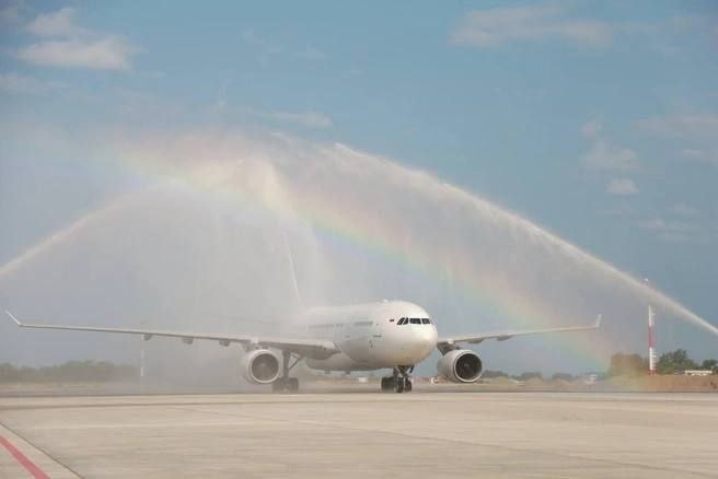 Водной аркой и шампанским встретили первый рейс широкофюзеляжного Airbus A330 из Москвы в аэропорту Сухума Открытие воздушного сообщения с Абхазией позволит разгрузить погранпункта «Псоу» и развивать туризм в восточной Абхазии. Традиционно первый рейс компании iFly встретили водной аркой. Туристов их угостили фруктами, прохладительными напитками и шампанским, а ансамбли «Горцы Абхазии» и «Сухум» исполнили для них народные танцы.