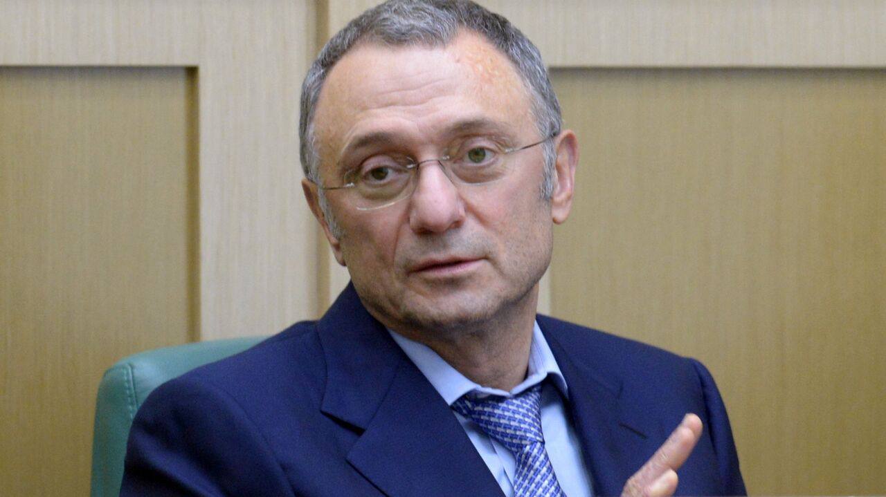«Прекрасных вам выходных!». Американский Citibank провел около миллиарда долларов в интересах находящегося под санкциями российского сенатора Керимова В расследовании агентства Bloomberg говорится, что Citigroup проводил транзакции для траста Heritage Trust, который был создан на средства Сулеймана Керимова, и в котором тот имел скрытую долю. Bloomberg установило, что в августе и ноябре 2018 года, уже после введения против Керимова санкций, сотрудники Citigroup документально подтверждали поступление на счета Heritage Trust десятков миллионов долларов. В переписке по этому поводу сотрудники желали друг другу «прекрасных выходных». Ранее Bloomberg сообщал, что Керимов через Heritage Trust владел 1% акций компании Илона Маска SpaceX. Минфин США заблокировал траст лишь летом 2022-го, но к тому времени доля Керимова в SpaceX уже была успешно продана. Ни первое, ни второе расследование Bloomberg Керимов не комментировал, хотя журналисты посылали ему запросы. Член Совета Федерации от Дагестана Сулейман Керимов — один из богатейших людей Росиии. В прошлом году издание Forbes оценило его состояние в $10,7 млрд, поставив Керимова на 12-е место в рейтинге росийских миллиардеров. Фото: РИА «Новости»