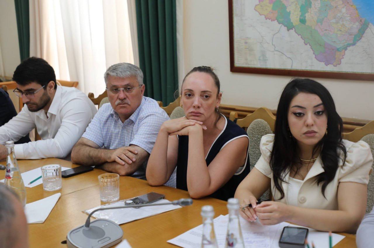 ‍  В Правительстве Дагестана обсудили меры по борьбе с незаконным строительством  Первый вице-премьер Манвел Мажонц в режиме ВКС провел заседание правительственной комиссии по выработке предложений по предупреждению незаконного использования земельных участков и устранению предпосылок к незаконному строительству.   Участники комиссии обсудили разработку критериев по определению требований к многоквартирным домам, исключаемых из реестра самовольно возведенных объектов строительства, проводимую работу в отношении объектов, построенных с нарушением градостроительного законодательства и принимаемые меры в части предупреждения и пресечения самовольного строительства.    Первый вице-премьер указал на важность проведения разъяснительной работы среди населения о последствиях самовольного строительства, а также о необходимости соблюдения установленных процедур получения разрешительной документации. Было отмечено, что незнание законов не освобождает от ответственности, и граждане должны быть информированы о рисках, связанных с незаконным возведением объектов.    В ходе заседания были рассмотрены конкретные примеры по 12 самовольно возведенным объектам строительства, расположенным в Махачкале. Так, по информации Минстроя республики, в «зеленую зону» переведено 213 многоквартирных домов, а также в отношении 5 домов с низкой степенью готовности даны рекомендации Администрации Махачкалы обратиться в суд с исковым заявлением о сносе данных объектов.   Проведены мероприятия по организации статистического учета 109 домов, что обеспечивает их полноценное существование на карте города. Данные по ним внесены в систему в Дагестанстат.     Наряду с этим, продолжается инвентаризация внесенных администрациями муниципалитетов сведений в автоматизированную информационную систему «Акцент-Стройконтроль» об объектах самовольного строительства, в целях исключения искажения полноты количественных показателей объектов самовольного строительства. В настоящее время количество внесенных в систему самовольно возведенных многоквартирных домов составляет 854.   Отдельное внимание в ходе заседания было уделено проводимой работе по ликвидации последствий взрыва газовоздушной смеси, произошедшего 25 марта 2025 года в многоквартирном доме по ул. Гапцахская, 14 в Махачкале. Обсуждены вопросы исполнения поручений Председателя Правительства РД в части соблюдения законных прав жителей дома.