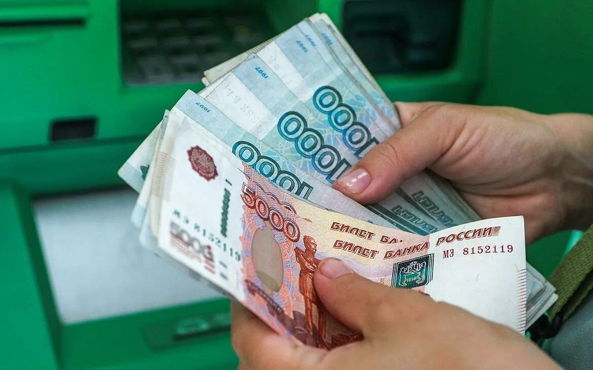 В Коми вырос размер средней зарплаты. Об этом сообщает Комистат, проанализировавший изменения доходов населения за первые месяцы 2025 года. Согласно обновленной информации, в марте текущего года показатель достиг 90 243 рублей, что на 8,4% превышает значения годичной давности. Анализ статистики за январь-март 2025 года демонстрирует еще более значительную положительную динамику. Среднемесячный доход за этот период составил 89 174 рубля, что на 11,1% выше, чем в первые три месяца 2024 года.