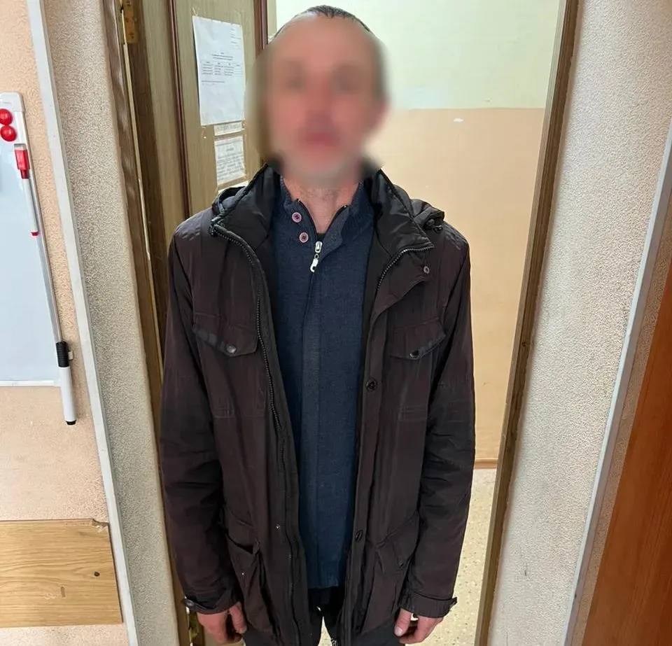 Амурчанка пришла со смены и обнаружила дома уснувшего вора как сообщили в полиции злоумышленник упаковал нужные ему вещи и решил отдохнуть Утром 2 ноября в управление полиции Благовещенское поступил звонок от жительницы Благовещенска 1969 года рождения Женщина вернулась с ночной смены и обнаружила у себя дома незнакомого мужчину Правоохранители задержали гражданина на месте происшествия В чужое жилище пробрался 45 летний горожанин который судим за хищение имущества и незаконный оборот наркотиков Выяснилось что ночью злоумышленник намереваясь совершить кражу проник через окно в дом зная что хозяев на месте нет Подозреваемый поместил в пакеты телевизор и бензопилу однако предположив что хозяйки не будет дома длительное время решил отдохнуть и уснул В таком виде его и застала владелица жилища рассказали в пресс службе управления МВД России по Амурской области В отношении злоумышленника возбуждено уголовное дело по ч 3 ст 30 и ч 3 ст 158 УК РФ покушение на кражу совершенную с незаконным проникновением в жилище Совершение подобного преступления влечет наказание вплоть до лишения свободы на срок до шести лет Фото пресс службы управления МВД России по Амурской области ТЕЛЕПОРТ РФ здесь все об Амурской области Мы в МАХ Написать нам