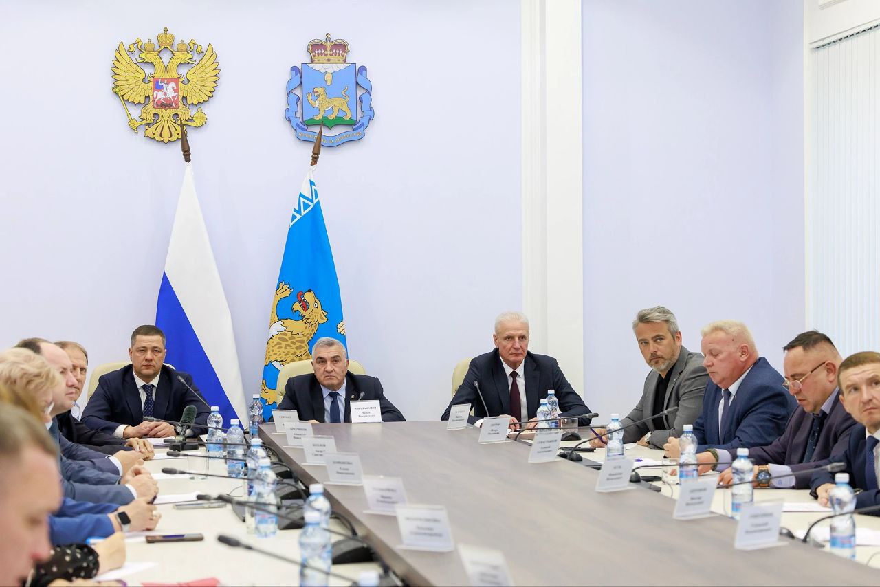 Традиционные встречи парламентских фракций с губернатором прошли в Собрании. Ежегодно перед выступлением на сессии с отчётом о деятельности областного правительства Михаил ВЕДЕРНИКОВ обсуждает с депутатами основные аспекты развития региона и отвечает на вопросы парламентариев. Законодатели обратили внимание главы региона на адресные вопросы обеспечения медицинских работников служебным жильём, помощь семьям участников специальной военной операции, вывоз ТКО с труднодоступных территорий, сохранение малокомплектных школ на селе. Депутаты также обсудили с губернатором перспективы делового и инвестиционного климата в регионе, а также помощи муниципальным предприятиям ЖКХ. Подробнее о встречах: с фракцией партии «Единая Россия» и фракциями КПРФ, ЛДПР, «Справедливая Россия», «Яблоко» и «Новые люди» читайте на сайте Псковского областного Собрания депутатов. С полным отчётом Михаил ВЕДЕРНИКОВ выступит на 45-й сессии, которая состоится 3 июня #ПсковскоеобластноеСобрание #сессия45