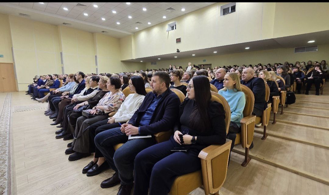 Кстати, в Вологде занялись изгнанием бесов из чиновников  Для вологодских чиновников организовали православные лекции.  На первой -  рассказали о важности соблюдения Божьих заповедей, и о природе греха. Получилось очень познавательно. Митрополит Вологодский и Кирилловский Савва рассказывает по-простому, понятным языком, поэтому, люди впечатлились и долго не отпускали его, задавая вопросы.  Подобные лекции по поручению губернатора Георгия Филимонова будут проходить в правительстве ежемесячно.