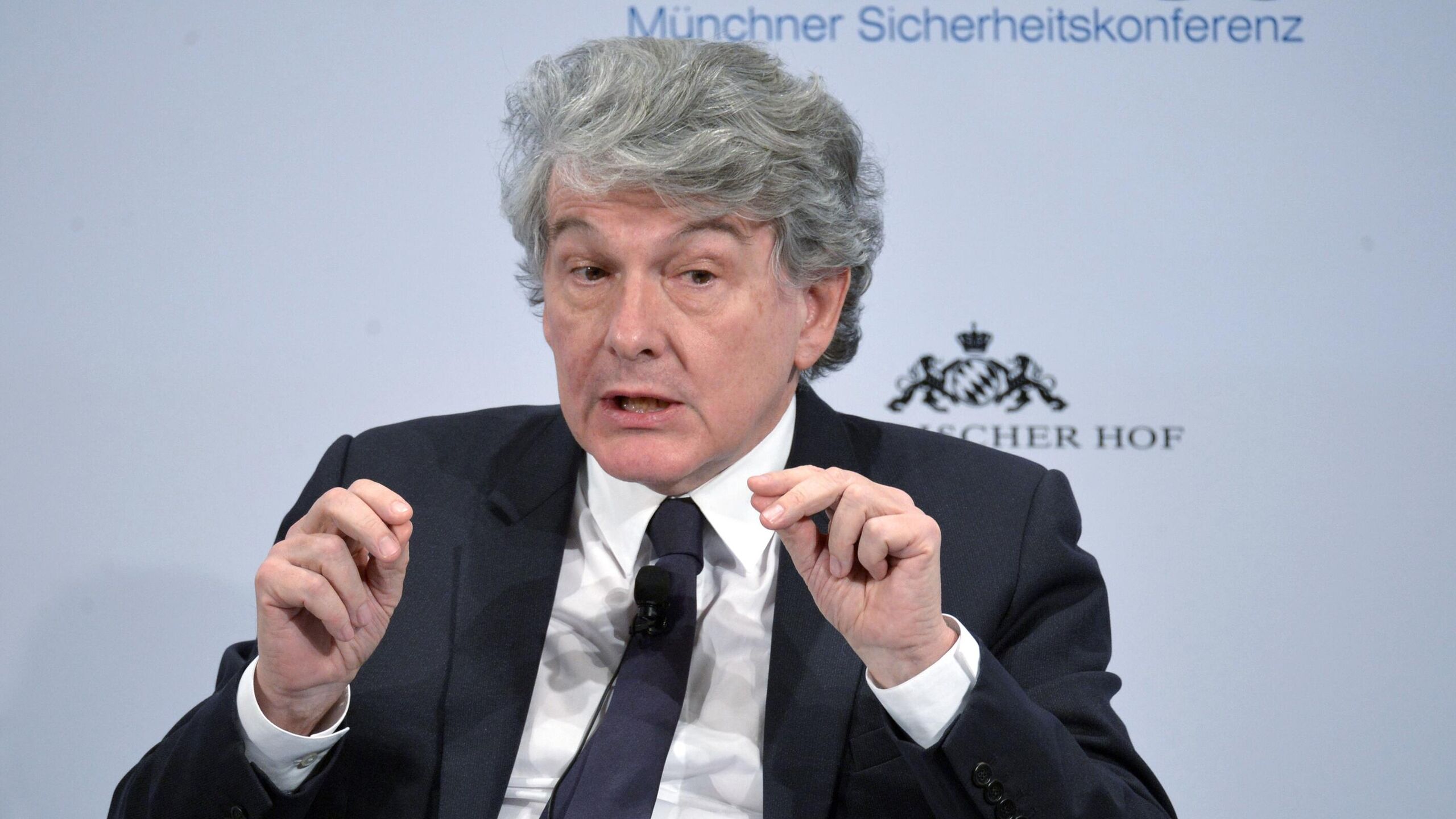 Бывший еврокомиссар по вопросам внутреннего рынка Евросоюза Тьерри Бретон отреагировал на введенный в отношении него запрет на въезд в США задавшись вопросом о возвращении американской политики маккартизма Во вторник США ввели запрет на въезд в страну для пяти активистов за попытки цензурировать американские платформы и спикеров сообщил госсекретарь Марко Рубио Как заявила заместитель госсекретаря США по вопросам публичной дипломатии Сара Роджерс среди них Тьерри Бретон который является одним из главных разработчиков Закона о цифровых услугах Вернулась охота на ведьм времен Маккарти таким вопросом Бретон отреагировал на произошедшее в публикации в соцсети X Маккартизм это политика преследований в США в конце 1940 х середине 1950 х годов направленная на борьбу с левыми силами главным образом Коммунистической партией США Названа по имени сенатора республиканца Джозефа Маккарти