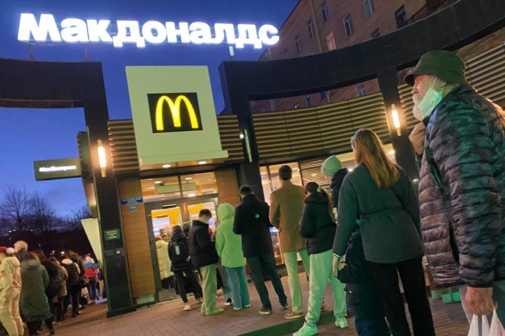 Для возвращения в Россию McDonald’s придется отдать «колоссальные деньги» — для них это будет шоком, считает основатель сети «Теремок» Михаил Гончаров. Но если это произойдет, потребители примут американскую сеть «с радостью».  У них есть твердые договоренности на выкуп, но это будет очень дорого стоить. Цена выкупа определяется показателями, которые у «Вкусно — и точка» очень хорошие. Поэтому, чтобы вернуться в Россию, McDonald’s придется отдать колоссальные деньги. Для них это будет шоком.