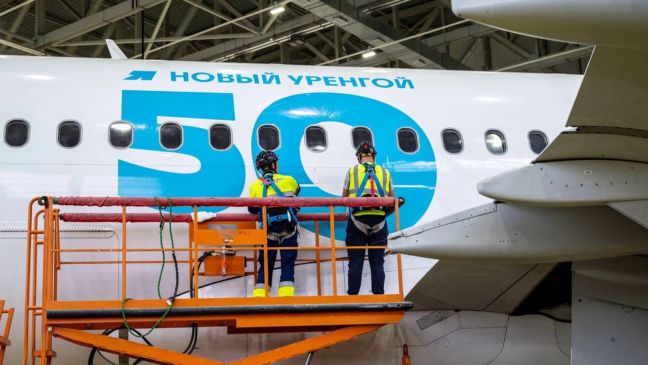 Брендированный самолёт к юбилею города «50 лет Новому Уренгою» — такая бело-голубая надпись украсила борт Airbus A320 авиакомпании «Ямал». Первый нарядный рейс был 25 мая из Тюмени в Салехард. Сегодня самолёт увидят пассажиры, вылетающие из аэропортов Салехарда, Тюмени и Сочи. За 100 дней до юбилея газовой столицы, 29 мая, украшенный самолёт примет на борт 164 пассажира. В этот день в аэропорту Нового Уренгоя его торжественно встретят водной аркой. #НУР_юбилей50 #Юбилей_для_людей Красиво, правда? — люблю тебя, горжусь тобой, мой юный Новый Уренгой! — отличная идея — хороший подарок : Юлия Евдокимова НУР. Официально