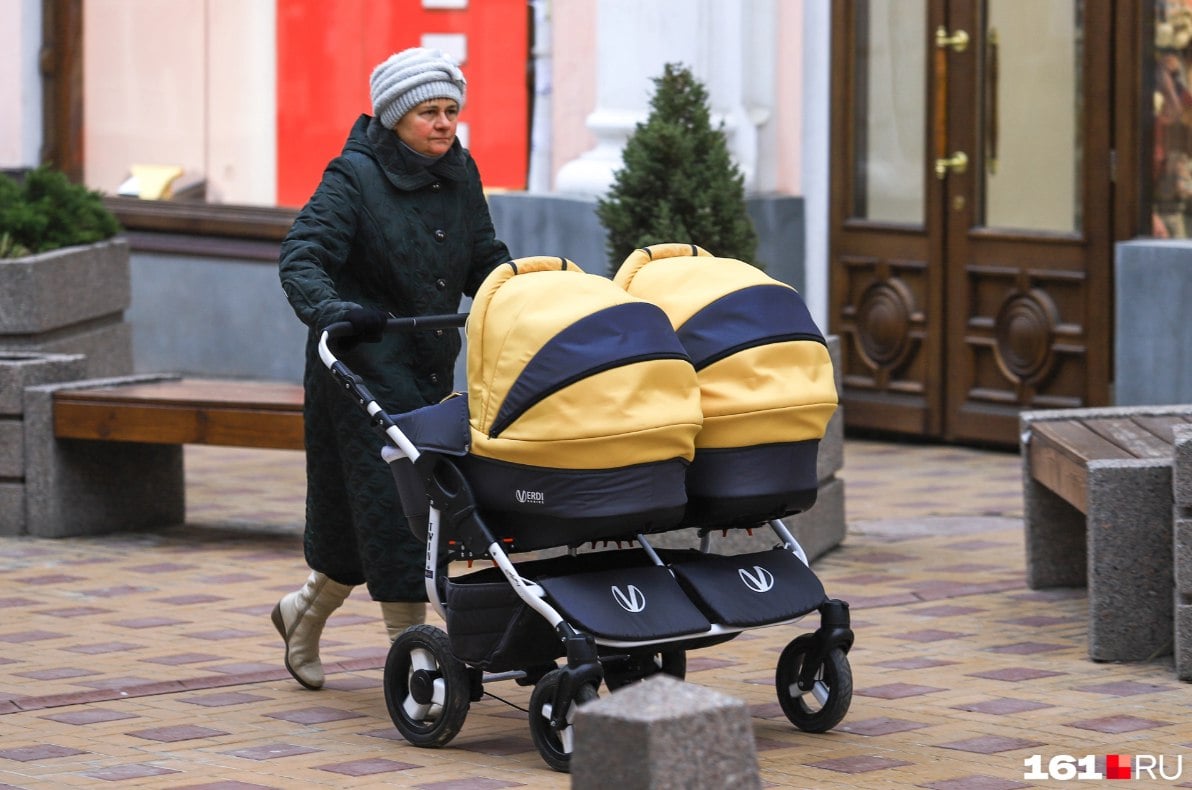 В роддомах Омска в феврале родилось семь двойняшек, рассказал министр здравоохранения региона Дмитрий Маркелов в своем тг-канале.  Всего за месяц в области появилось на свет 1102 ребенка: 672 мальчика и 430 девочек. Большинство новорожденных  1035 малышей  приняли акушеры роддомов Омска. Еще 67 детей родилось в районах области. Больше всего появилось малышей в Исилькуле — 20, в Таре — 16 и в Черлаке — 9.  — Самая большая разница между числом рожденных девочек и мальчиков — в Клинической роддоме № 6. Там врачи приняли 219 мальчишек и 120 девчонок, — отметил министр.