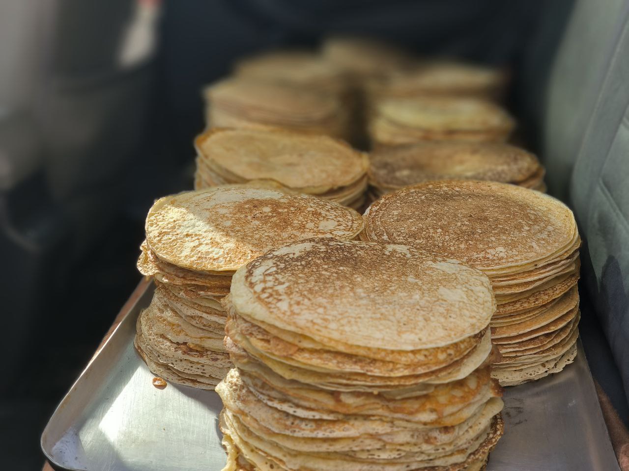 Под Саратовом на чемпионате блинов разыграют телевизор В Петровске 22 февраля в 12 00 на главной площади пройдут первые в истории муниципалитета соревнования по масленичным блинам В конкурсе на лучшее блюдо смогут принять участие все желающие В качестве призов для победителей будут телевизор бытовая техника и набор кухонной посуды Получить награды можно в нескольких номинациях самые вкусные блины самая оригинальная подача самая вкусная начинка и самый большой блин Планируется провести и несколько состязаний кто быстрее всех испечет блины и кто быстрее всех их съест Кроме этого состоится и народное голосование У многих петровчан есть старинные бабушкины рецепты с уникальной начинкой Сам тоже приготовлю блины с земляничным вареньем уточнил глава Петровского района Максим Калядин кудапойтикудаподаться Мы в MAX Мы в TG Прислать новость