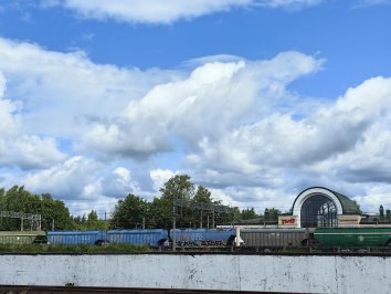 Конституционный суд разрешил собственникам грузов обращаться в суд с исками к РЖД напрямую Конституционный суд Российской Федерации признал право владельцев грузов самостоятельно предъявлять иски к ОАО РЖД в случае если в процессе транспортировки произошла утрата или порча товара Подробнее