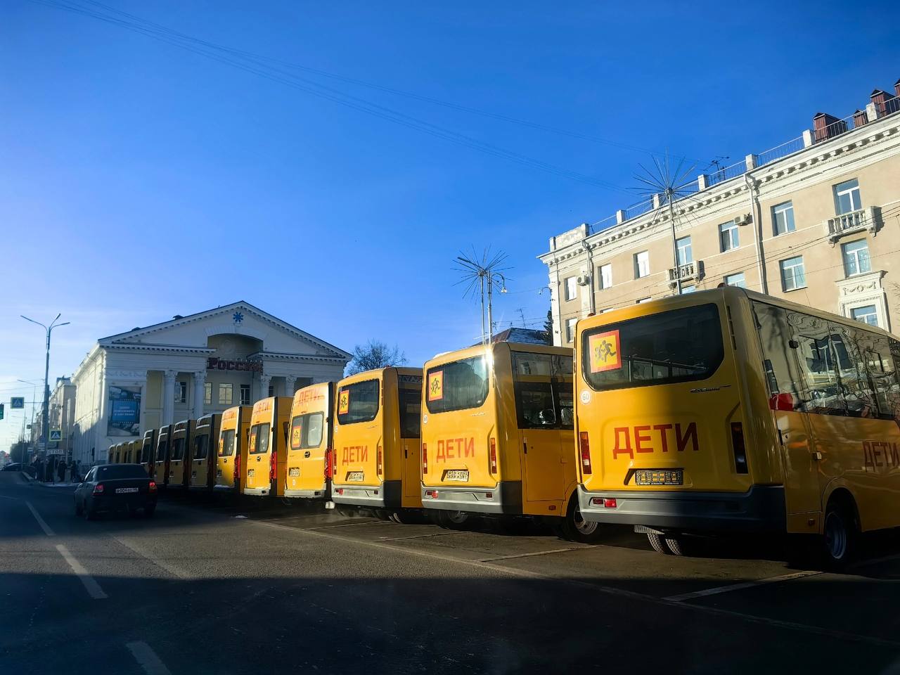 37 новых школьных автобусов передал сегодня губернатор Вадим Шумков в округа региона.