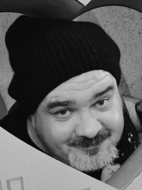 Ушел из жизни красноярский шоумен ресторатор Александр Борисенко Много лет он работал на радио и ТВ развивал ресторанный бизнес сеть Кекс и крендель Ему было 52 года
