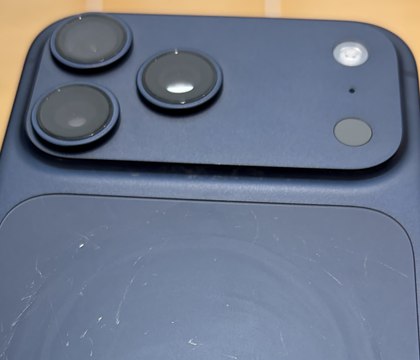 Царапины с iPhone 17 Pro можно убрать с помощью раствора воды с солью С выходом iPhone 17 Pro и 17 Pro Max многие покупатели cтолкнулись с неожиданной проблемой на заднем стекле и выступающем плато камеры очень быстро появились царапины и потертости Первые жалобы поступили прямо из магазинов Apple Store у демонстрационных образцов буквально на глазах сдиралась краска