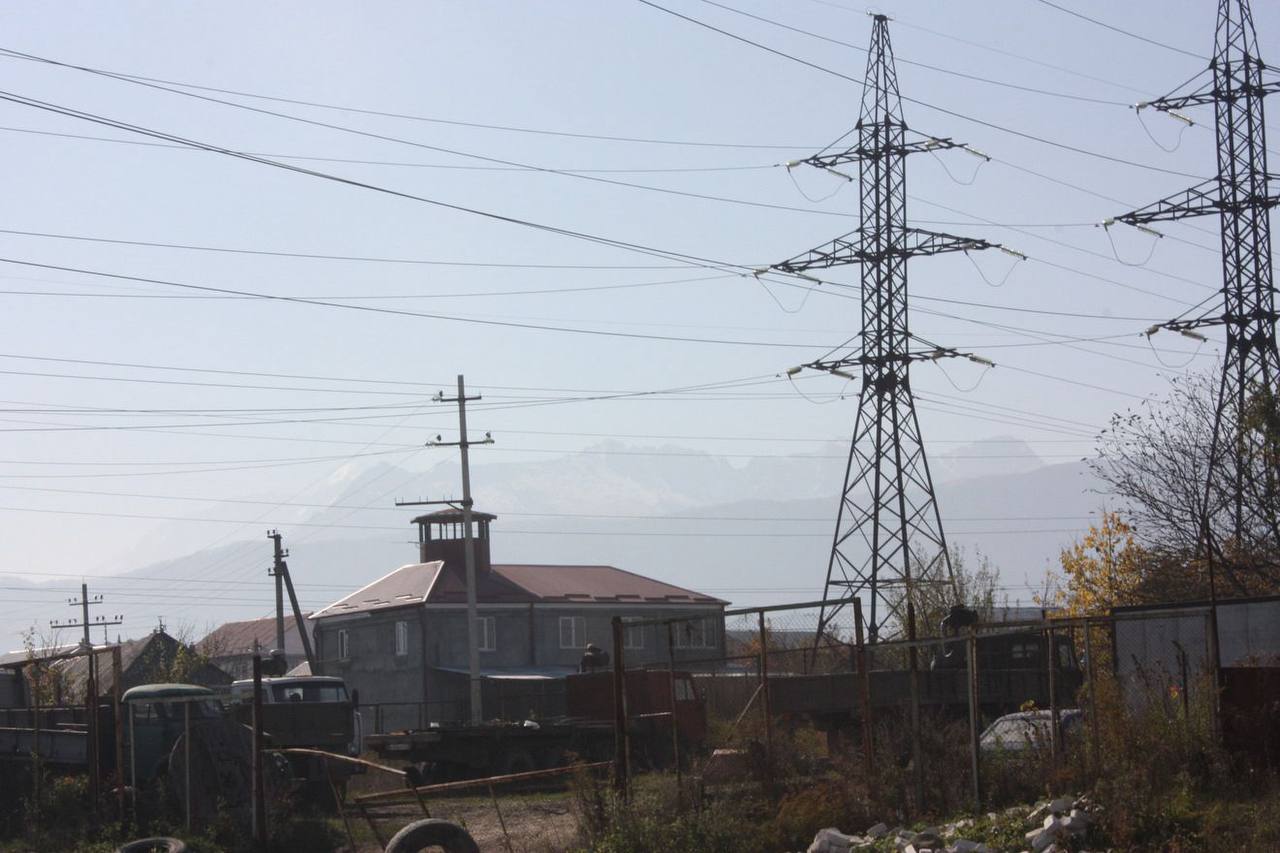 Специалисты филиала Россети Северный Кавказ Севкавказэнерго продолжают системную работу по выявлению случаев нарушения охранных зон линий электропередачи ЛЭП Всего на территории Республики Северная Осетия Алания зафиксировано более 100 таких фактов Самые распространенные из них проведение земляных работ строительство домовладений размещение рекламных конструкций в непосредственной близости от энергообъектов Энергетики в очередной раз напоминают что в пределах охранных территорий энергообъектов нельзя возводить здания сооружения загромождать подъезды и подходы устраивать свалки стоянки складировать материалы разводить огонь а также размещать спортивные площадки остановки транспорта проводить мероприятия связанные с большим скоплением людей Любые действия должны быть согласованы с сетевой компанией Нарушение данных правил может привести к тяжелым последствиям в том числе гибели людей Кроме того охранные зоны энергообъектов необходимы для беспрепятственной работы оперативно выездных бригад Для проведения технических мероприятий а также в случае технологических нарушений энергетикам необходим постоянный доступ к энергообъектам для оперативного восстановления нарушенного электроснабжения потребителей Ведь даже незначительное повреждение может привести к длительному перерыву в подаче электроэнергии целым населенным пунктам Напомним охранная зона часть земного воздушного и водного пространства по обе стороны ЛЭП от крайних проводов Правила использования земельных участков вдоль линий электропередачи регламентируются Постановлением Правительства РФ от 24 февраля 2009 г 160 Согласно законодательству допустимое расстояние установлено 2 метра для ЛЭП ниже 1 кВ 10 метров для ЛЭП 1 20 кВ 15 метров для ЛЭП 35 кВ 20 метров для ЛЭП 110 кВ 100 метров для ЛЭП через водоемы region15 ru