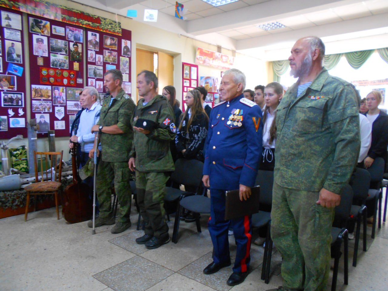 В преддверии Дня памяти войсковой казачьей славы и православного праздника Покрова Пресвятой Богородицы в городском музее состоялась встреча бойцов казачьего полка с учащимися средней школы № 28  К этим праздникам была организована выставка молодого художника из Алчевска Данилы Багринцева «Защищая родной Донбасс». На выставке были представлены работы, выполненные в технике цифровой живописи, которые рассказывают о специальной военной операции и её участниках. Отец художника Владислав Багринцев с гордостью продемонстрировал гостям произведения своего сына.  Научный сотрудник исторического отдела Елена Мусалова рассказала о зарождении казачества и истории двунадесятого православного праздника. Она поведала о подвигах казаков, которые на протяжении веков сражались за Русский мир и православную веру, а также представила казачьи традиции.  Председатель городского Совета ветеранов, почетный гражданин Стаханова Евгений Шумейко и почетный казак нынешнего поколения, боец 6-го казачьего полка имени Платова Александр Петлеванный рассказали о служении казаков своей родной земле, боевом братстве и заверили присутствующих, что казаки будут продолжать дело предков до уничтожения последнего оплота неонацистов.  Председатель городского военно-патриотического объединения «Донбасс» Владислав Гросов обратил внимание на тематико-экспозиционный комплекс о казачестве. Он представил экспонаты, которые подтверждали факты страшных преступлений против человечества, совершённых ВСУ, и прославляли казаков-героев, участвовавших в боевых операциях. Множество фотографий, шевронов, головных уборов, единиц боевого оружия и снаряжения — вот лишь неполный перечень экспонируемых предметов.  Участники встречи — учащиеся — были проникнуты мужеством, доблестью, силой духа и отвагой защитников ЛНР, как бойцов Народной Милиции, так и участников специальной военной операции.    Все новости ВКонтакте и в Telegram #Стаханов #новости_Стаханова