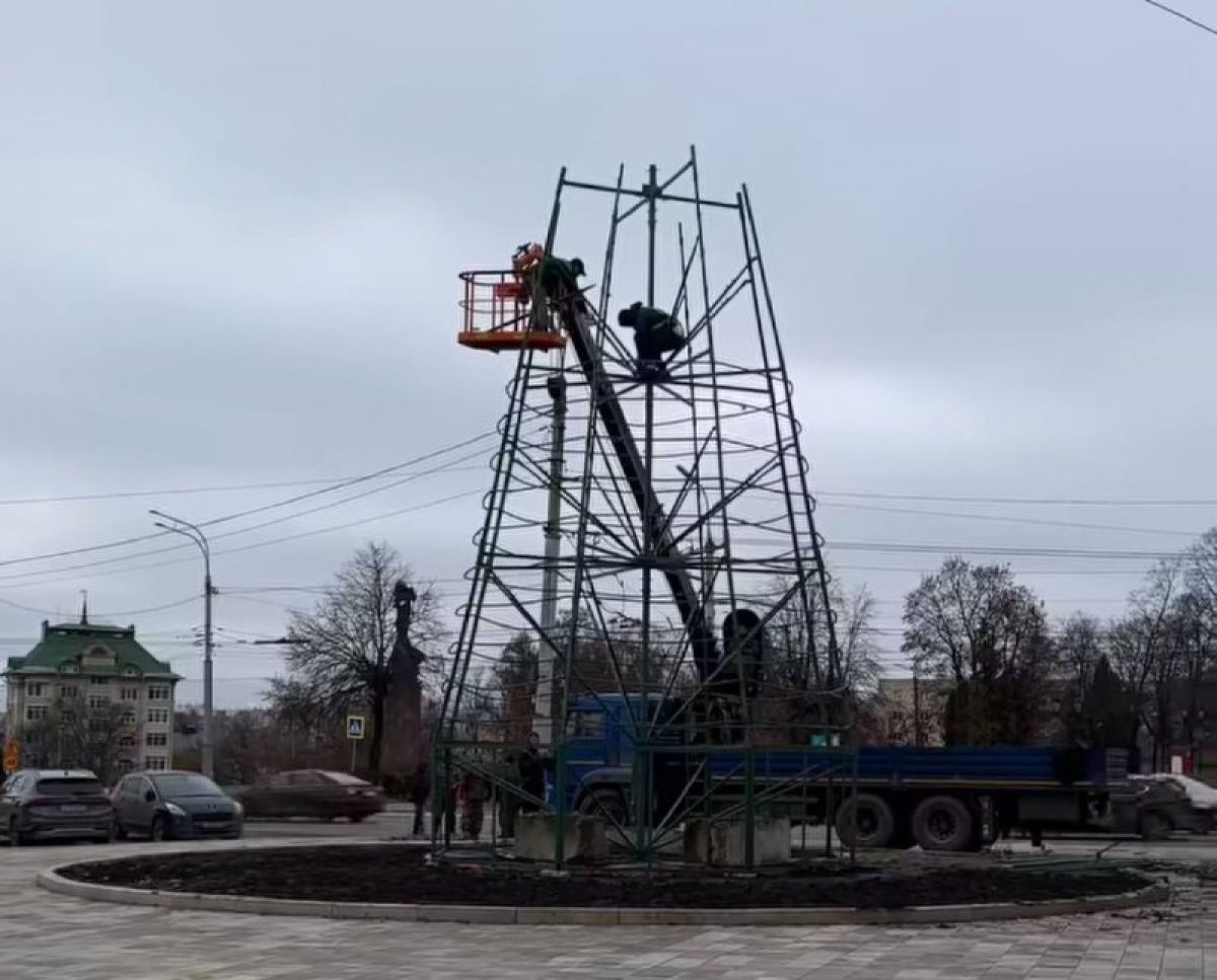 Фотофакт возле Трилистника начали устанавливать новогоднюю елку   newsorel ru fn 1756687 html Орел продолжают наряжать к новогодним праздникам Сегодня рабочие начали собирать елку на перекрёстке Брестской и Тургенева Каркас новогодней красавицы уже почти готов Вскоре на нем появятся ветки гирлянды и игрушки Ранее к праздникам преобразили центральную площадь города На ней установили главную городскую елку и домики шале А на улице Ленина появилась гигантская Снегурочка которая уже успела наделать немало шума   Прислать новость Подписаться