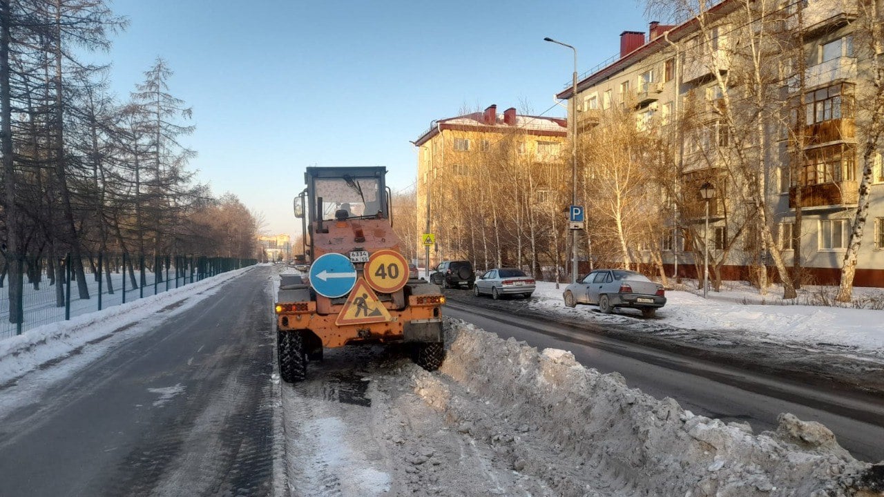 В минувшие выходные бригады Управления дорожного хозяйства и благоустройства вывезли с омских улиц больше 8 000 кубометров снега. Работы производились, как на проезжей части, так и на остановках общественного транспорта, пешеходных переходах, в парках и скверах. Бригады окружных ДЭУ трудились на ул. Туполева, Лисицкого, Комкова, на подъездных путях к ледовому дворцу спорта им. А.Кожевникова, на ул. Андрианова, 35-й Советской Армии, Сыропятском тракте, 5-й Кордной, 15-й Марьяновской и других адресах. Сегодня в мероприятиях по зимнему содержанию города задействованы 190 рабочих и 201 единица дорожной техники.