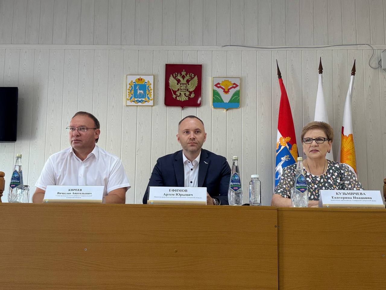 В Ставропольском районе обсудили модернизацию системы обращения с отходами С жителями района встретились министр природных ресурсов и экологии Самарской области Артём Ефимов, глава района Вячеслав Киреев, депутат Самарской губернской думы Екатерина Кузьмичёва. В рамках нацпроекта «Экологическое благополучие» в России формируется новая система обращения с ТКО, направленная на создание экономики замкнутого цикла. В Самарской области разработан проект новой территориальной схемы обращения с отходами, которая, в том числе, предусматривает строительство комплексов по переработке отходов. До 2030 года благодаря новым объектам планируется увеличить долю сортировки отходов до 100% и снизить захоронение с 96% до 60%. Министр природных ресурсов региона Артем Ефимов подчеркнул, что в проекте терсхемы указаны расчетные участки под перспективные объекты для оценки эффективности логистики. Замечания по проекту принимаются во внимание – рассчитываются и альтернативные варианты. Здесь важно соблюдать интересы всех участников процесса: экономики, экологии и жителей. «Мы намерены создать современную систему обращения с отходами, которая будет не только эффективной, но и безопасной для экологии и комфортной для жителей», – заявил министр. МИНПРИРОДЫ