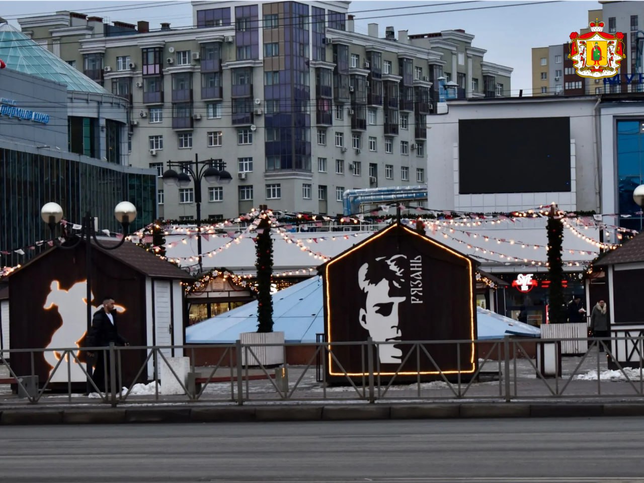 Подъездные пути к учреждениям культуры Рязани привели в порядок Перед новогодними праздниками отремонтировали путепровод через железную дорогу на Первомайском проспекте который ведёт к МКЦ и ярмарочной площади Подрядная организация заменила асфальтобетонное покрытие проезжей части отремонтировала тротуары произвела замену деформационных швов и нанесла разметку Отремонтировали участок трассы на улице Октябрьской длиной 2 5 км вблизи Дворца культуры Приокский Обновили асфальтобетонное покрытие частично заменили бордюры и обустроили тротуары организовали нерегулируемые пешеходные переходы и установили новые дорожные знаки Работы проведены по нацпроекту Инфраструктура для жизни рязанскаяобласть Подписывайтесь на наш канал в МАХ