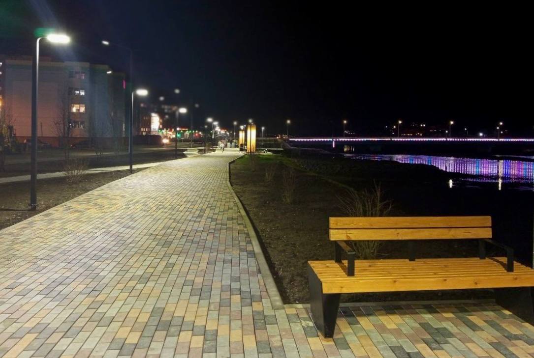 Торжественное открытие второй очереди Поморской набережной в Коле Второй этап реконструкции общественного пространства начался этим летом Благоустройство прогулочной зоны стало возможно благодаря победе во Всероссийском конкурсе лучших проектов создания комфортной городской среды среди малых городов организованного Минстроем России а также благодаря реализации стратегического плана На Севере жить и личной поддержке губернатора Мурманской области Андрея Чибиса Вдоль берега реки Туломы уложили деревянную террасу сделали смотровые площадки и освещённую двухуровневую прогулочную зону Здесь установлены крытые качели удобные скамейки с навесами места для отдыха и настольных игр На радость детворе на набережной также появился большой игровой городок в саамском стиле Здесь есть горки качели музыкальные и игровые МАФы Изюминкой Поморской набережной бесспорно стал стилизованный грот с бронзовым барельефом преподобного Феодорита Кольского крестителя и просветителя лопарей В честь открытия Набережной состоится зажигательный концерт под открытым небом Перед колянами и гостями города выступят лучшие солисты и творческие коллективы Кольского районного Центра культуры Для детей подготовлена анимация и весёлые семейные мастер классы Вход свободный 4 ноября в 16 00 Поморская набережная г Кола Подписаться на Афишу