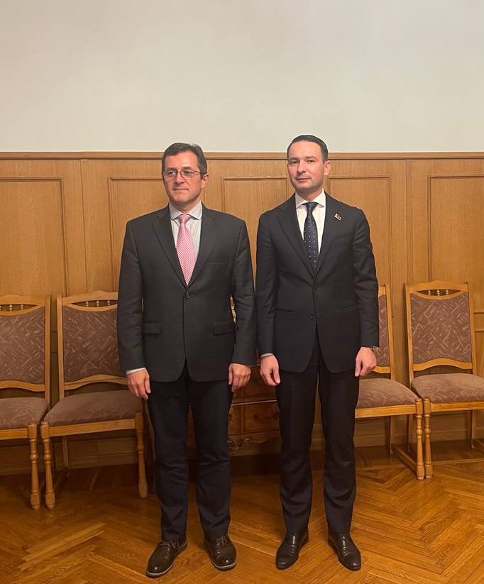 Сегодня в Москве состоялись российско белорусские межмидовские консультации на тему Взаимодействие в рамках СНГ ЕАЭС ОДКБ с участием директора Первого департамента стран СНГ МИД России М В Агасандяна и директора Департамента внешнеэкономической деятельности МИД Белоруссии А В Прокопчука В традиционно дружеской атмосфере обсуждены вопросы координации работы внешнеполитических ведомств в рамках региональных интеграционных объединений Состоялся обстоятельный обмен мнениями в контексте предстоящих в ноябре декабре очередной сессии Совета коллективной безопасности ОДКБ неформальной встречи лидеров стран СНГ и заседания Высшего Евразийского экономического совета