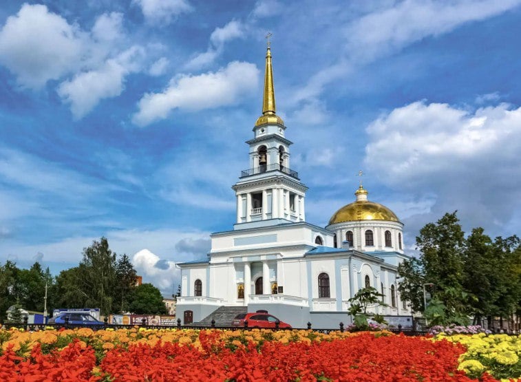Патриарх Московский и всея Руси Кирилл освятит Благовещенский собор в Воткинске. Завтра, 18 мая, Святейший Патриарх Кирилл совершит Великое освящение Благовещенского собора в Воткинске и Божественную литургию в новоосвященном храме, сообщила пресс-служба Ижевской епархии. Вход в храм будет разрешен через специальные рамки и начнется в 8:00. Начало освящения – в 8:30. Встреча Предстоятеля Русской Православной Церкви в 10:00. На Первосвятительское богослужение приглашают жителей Воткинска и всей Удмуртии, желающих принять участие в большом торжестве. Трансляцию богослужения будут вести в прямом эфире телеканалы «Союз», «Спас», «Моя Удмуртия», а также официальный портал РПЦ. Интересно, что в тот же день в Ватикане состоится интронизация нового папы Римского Льва XIV. Русскую православную церковь на церемонии будет представлять Патриарший экзарх Западной Европы митрополит Корсунский и Западноевропейский Нестор Сиротенко . Делаем вывод: потому что в Воткинске — важнее. -info