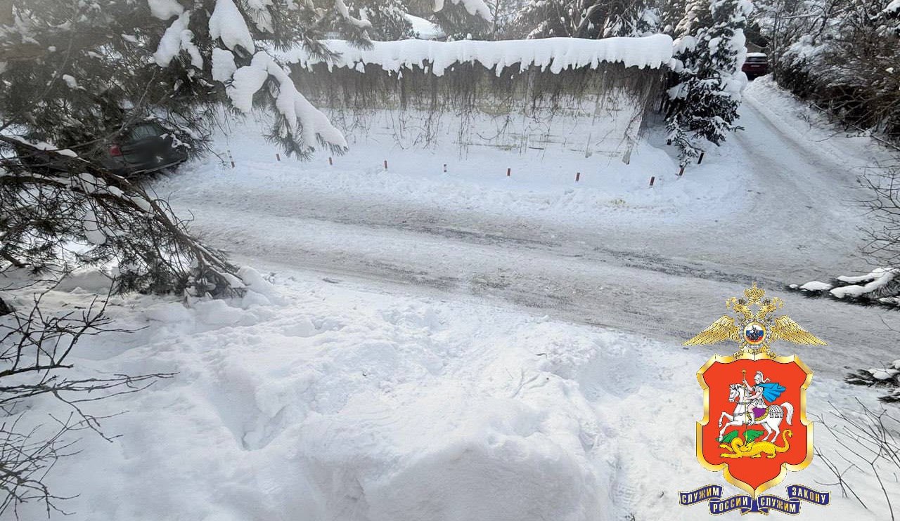 Автомобиль наехал на ребенка выехавшего на автодорогу с горки на ледянке в подмосковном селе Николо Урюпино 11 летний мальчик скончался в больнице сообщили в пресс службе подмосковного главка МВД России Уточняется что ребенок катался в неположенном месте Сотрудники полиции выясняют все обстоятельства произошедшего moscow on air