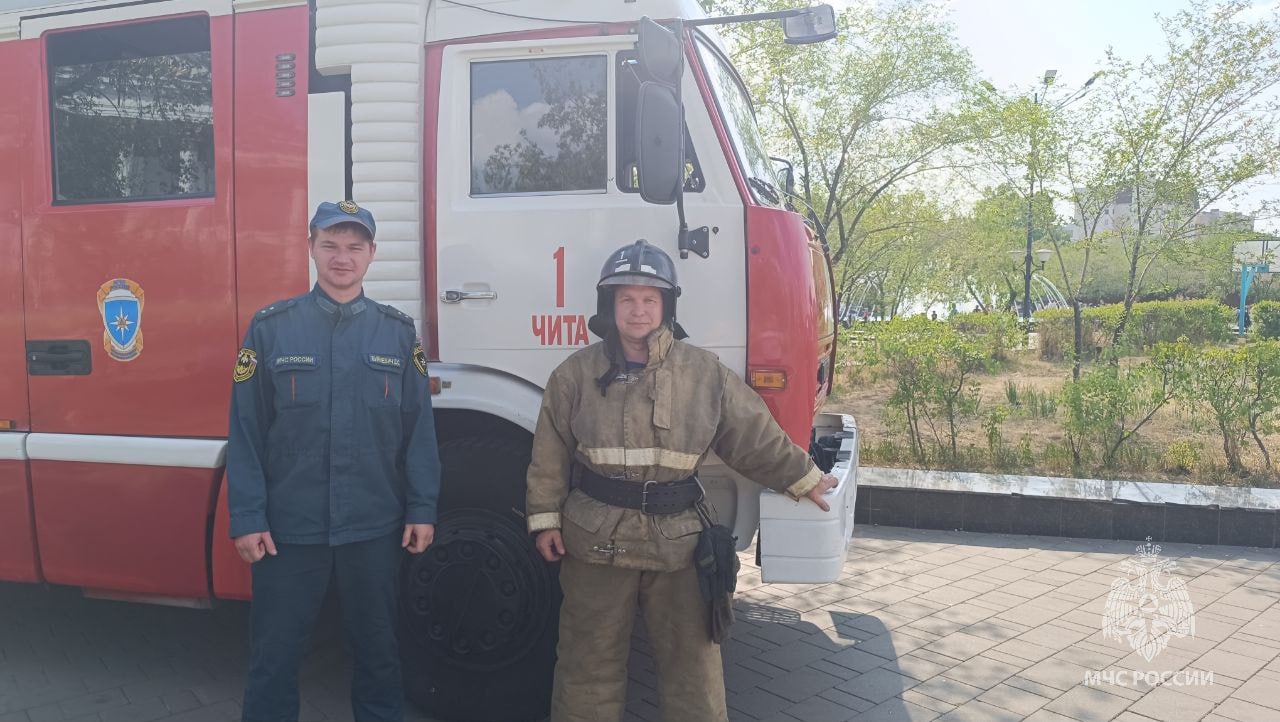 В Забайкалье за минувшие сутки: Ликвидированы 3 пожара сухой растительности на площади 1 гектар: В городе Петровск-Забайкальск огнеборцы пожарно-спасательной части № 31 МЧС России ликвидировали пожар сухой растительности на площади 10 квадратных метров. Ликвидированы 14 техногенных пожаров: В городе Чита произошло возгорание потолочного перекрытия в гостинично-развлекательном комплексе. Пожар на площади 10 квадратных метров ликвидировали огнеборцы специализированной пожарно-спасательной части МЧС России. На водных объектах происшествий не зарегистрировано. На ДТП пожарно-спасательные подразделения привлекались 1 раз. 13 июня местами кратковременные дожди, грозы. Ветер западный 5-10 м/с, в отдельных районах порывы 15-20 м/с. Температура днем +23…+28°, местами +18…+23°.