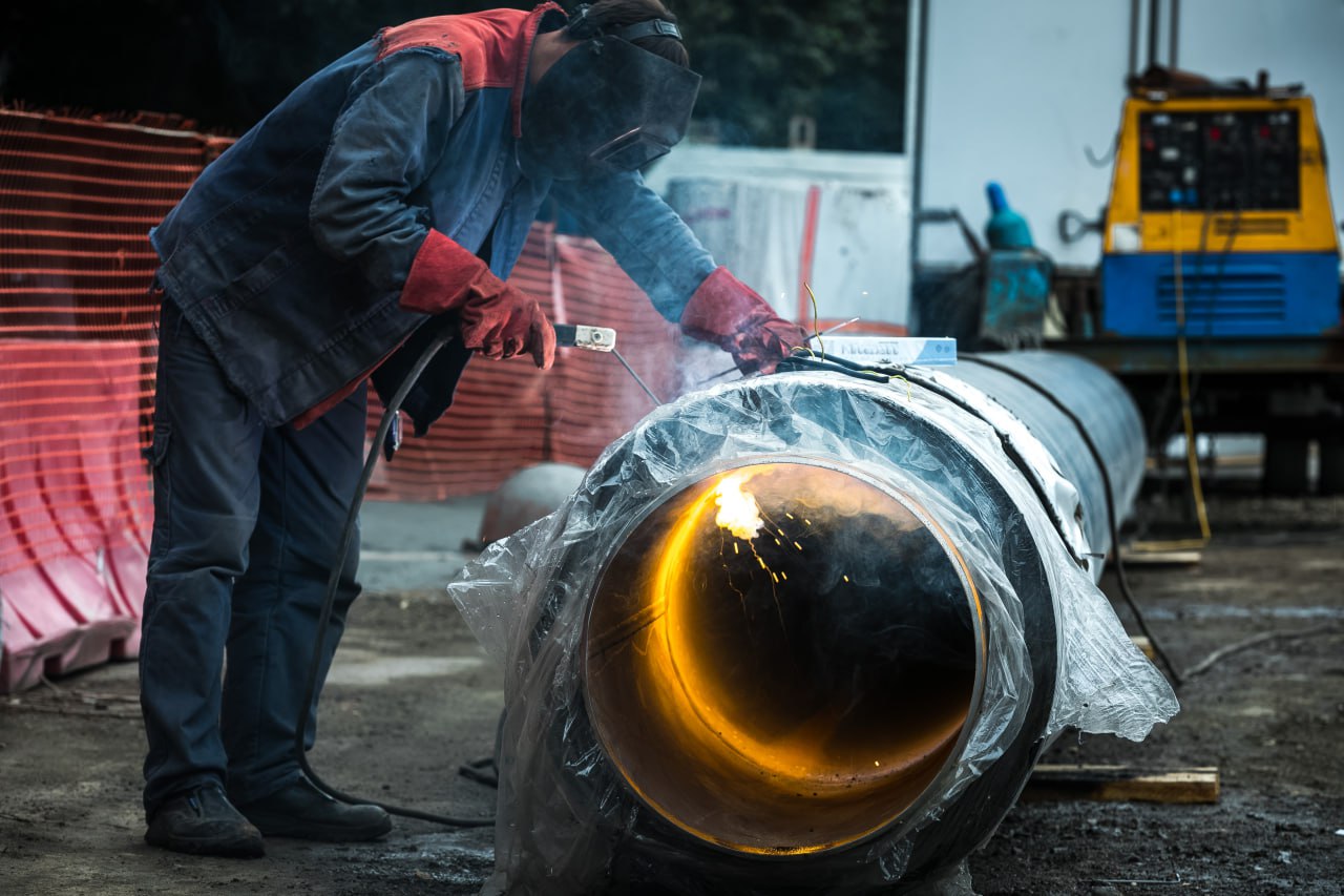 Итоги рынка труда Южного Урала регион в первой двадцатке по спросу на кадры Южный Урал завершает 2025 год на 12 м месте в рейтинге российских регионов по количеству вакансий По данным исследования рынка труда в Челябинской области размещено 204 тысячи предложений о работе что позволило региону войти в топ 20 по уровню кадрового спроса По ключевому показателю соотношения резюме к вакансиям Челябинская область демонстрирует сбалансированную ситуацию Среднее значение за год составило 5 1 резюме на одну вакансию что близко к общероссийскому оптимальному уровню 6 резюме на вакансию Год область начала с показателя 4 а завершает с 5 9 Такие данные приводит крупный сервис по поиску работы По уровню медианной зарплаты предлагаемой в вакансиях Южный Урал заняла 48 е место в рейтинге с показателем 69 1 т р Для сравнения самая высокая зарплата предлагается в Москве 104 тысячи рублей а самый значительный рост за год продемонстрировали работодатели Саратовской области 25 до 66 3 т р Среди самых востребованных профессий в регионе с наиболее высокими зарплатами оказались сварщики им предлагается ежемесячный доход почти в 164 тысячи рублей Общая структура спроса в стране осталась схожей с прошлогодней Лидерами по прежнему являются рабочий персонал 12 всех вакансий сфера продаж и обслуживания 11 и строительство с недвижимостью 8 Наиболее остро дефицит кадров ощущается в розничной торговле медицине и фармацевтике Самыми востребованными профессиями в стране остались продавцы и кассиры на которых пришлось более 650 тысяч вакансий менеджеры по продажам свыше 646 тысяч и водители более 430 тысяч При этом самыми дефицитными кадрами стали дворники повара и врачи eugenejut
