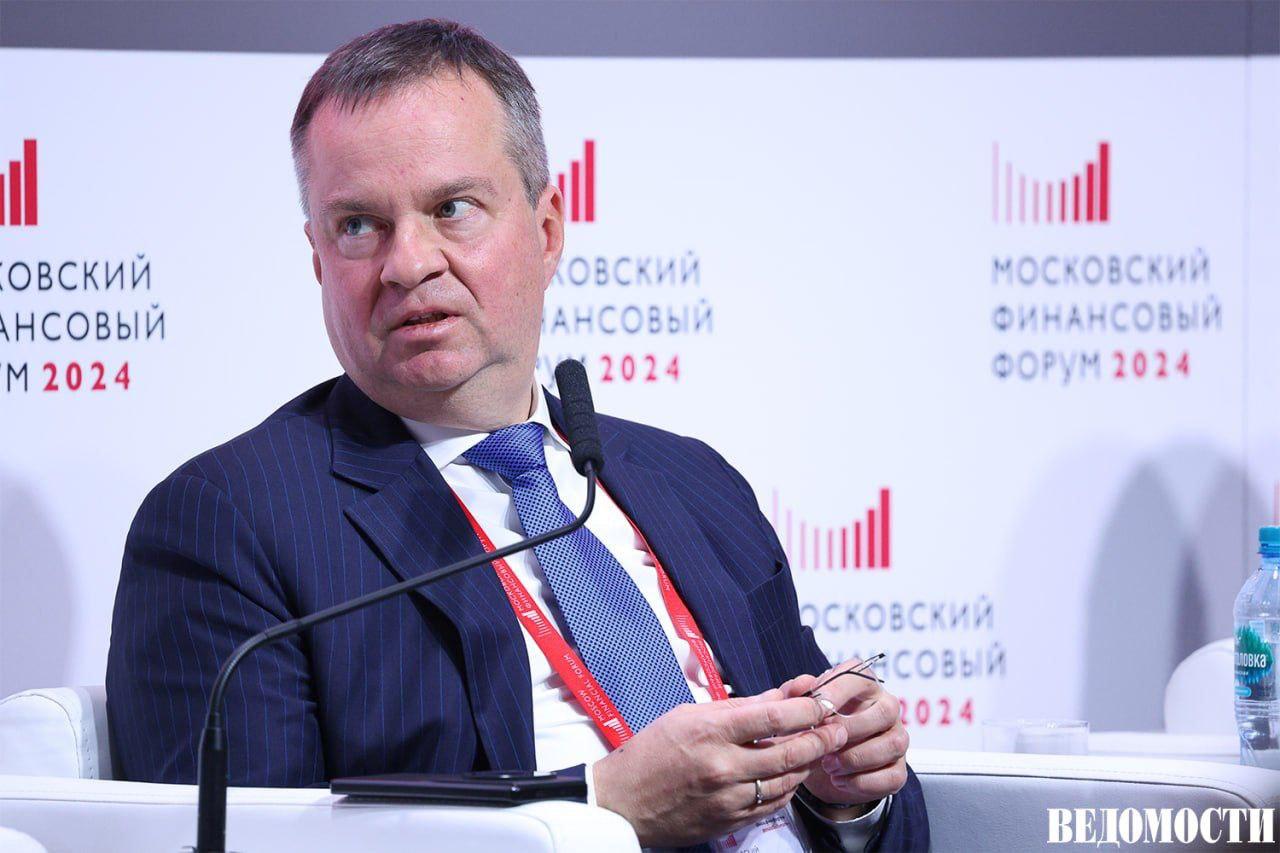 Замглавы Минфина Алексей Моисеев рекомендовал женихам покупать кольца с натуральным бриллиантом вместо синтетического Кольцо с синтетическим бриллиантом выглядит тоже красиво но это бижутерия которая не имеет инвестиционной ценности сказал Моисеев Его слова приводят РИА Новости Пройдет 20 лет и ваша жена припомнит и разведется с вами пошутил замминистра Моисеев отметил что в торговле необходимо использовать однозначную терминологию Употребление таких определений как выращенный или рукотворный камень по его мнению вводит потребителя в заблуждение Telegram Max